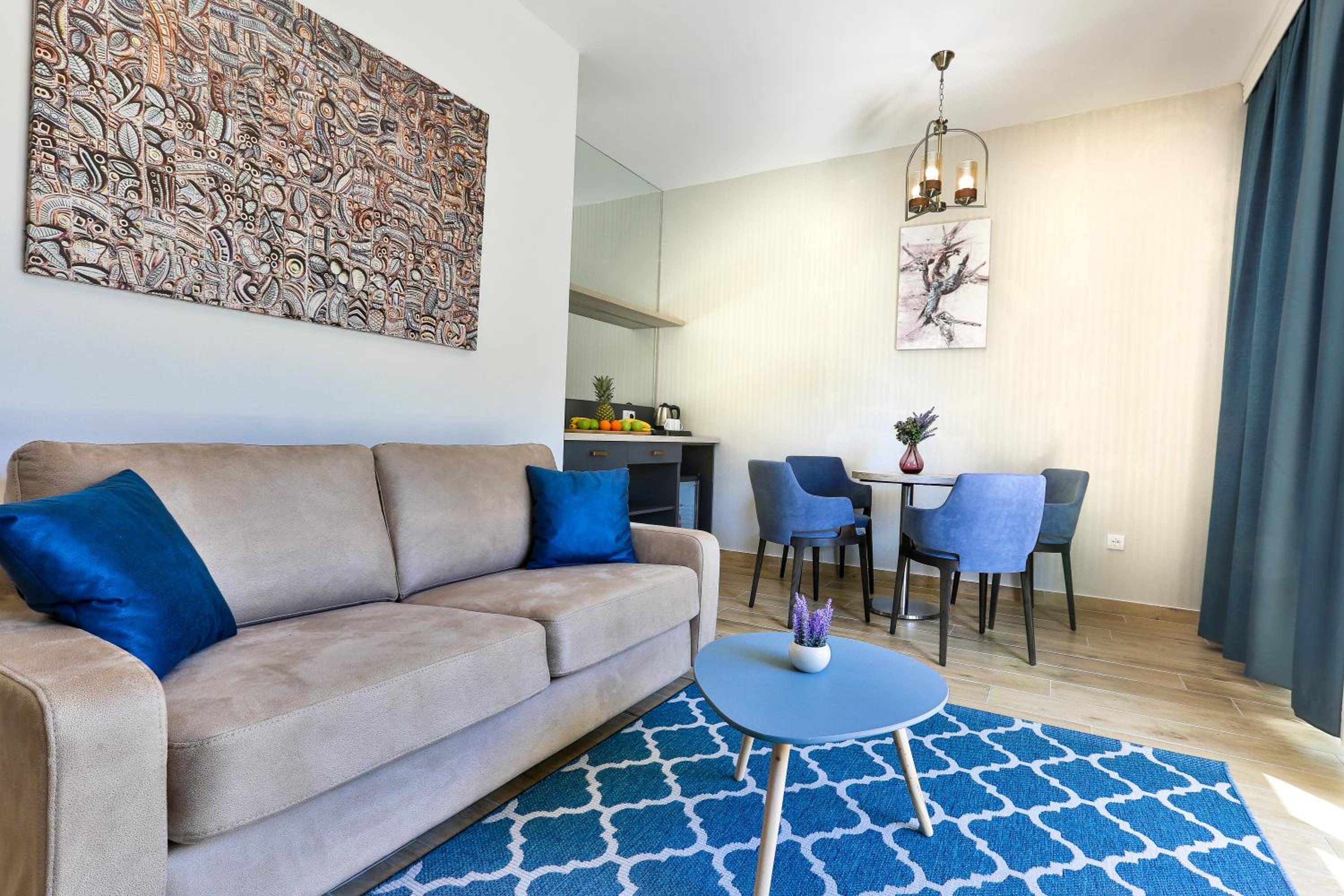 Executive Suite - Photo 5