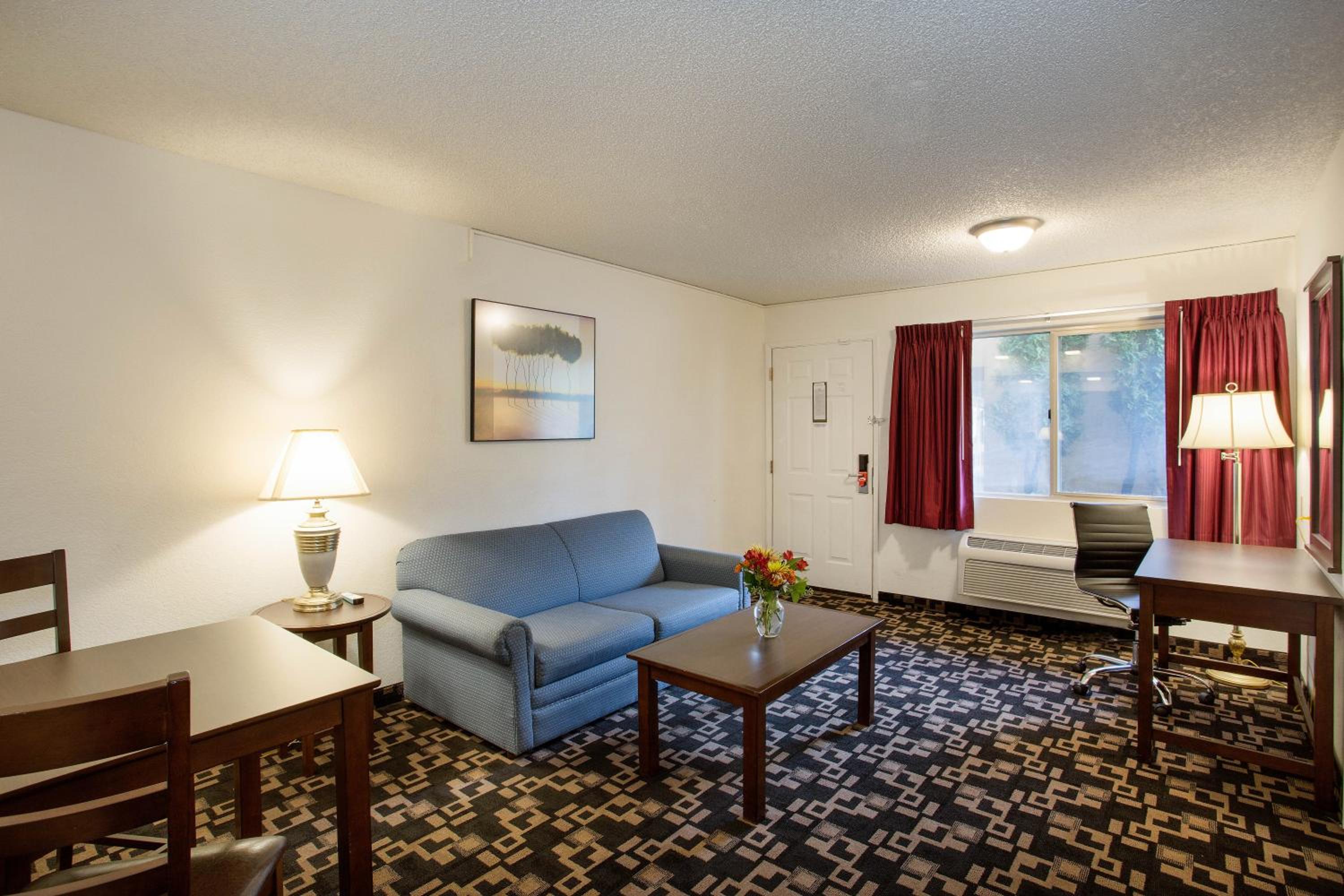 Queen Suite with Two Queen Beds - Non-Smoking - Photo 4
