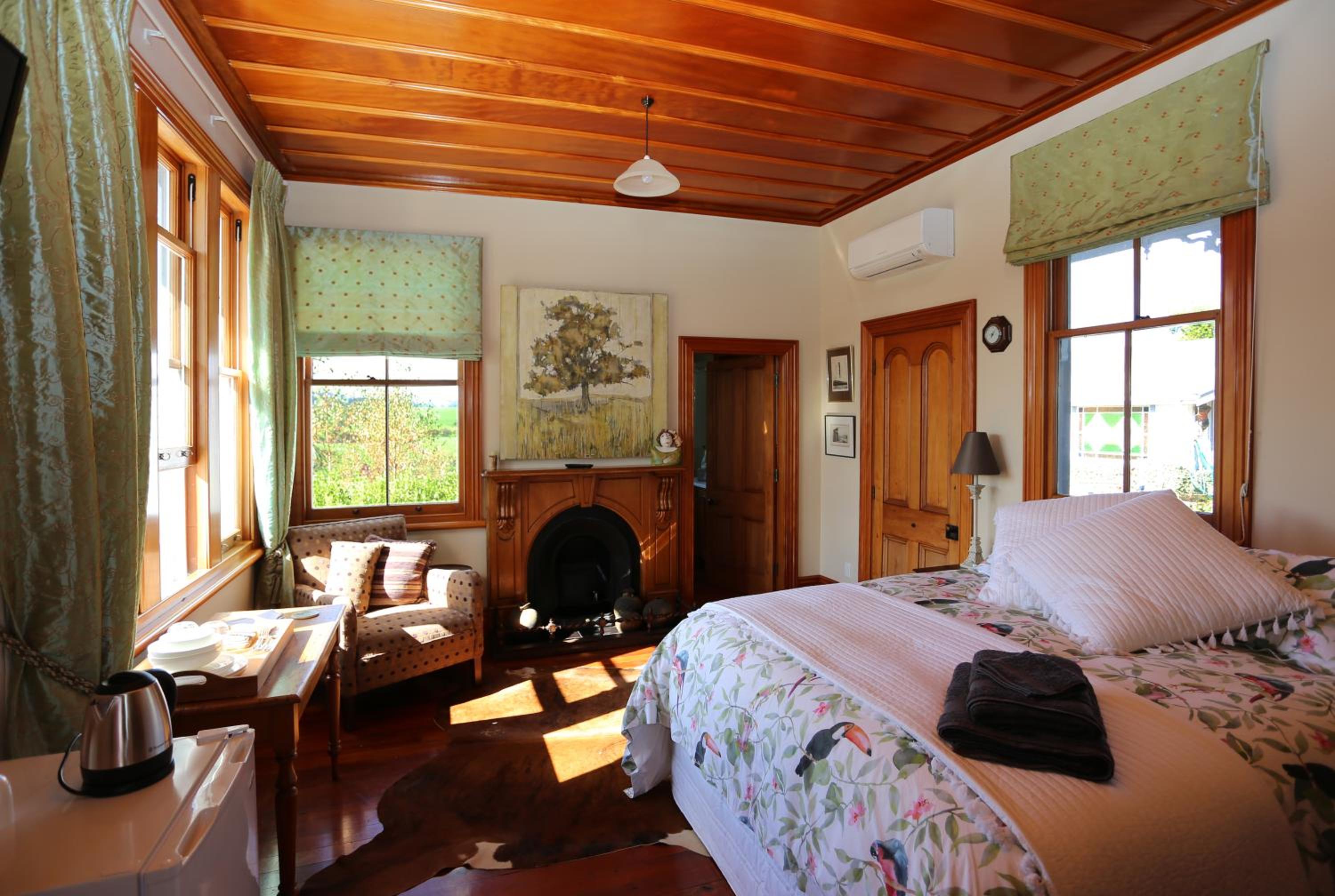 Deluxe King Room - Photo 3