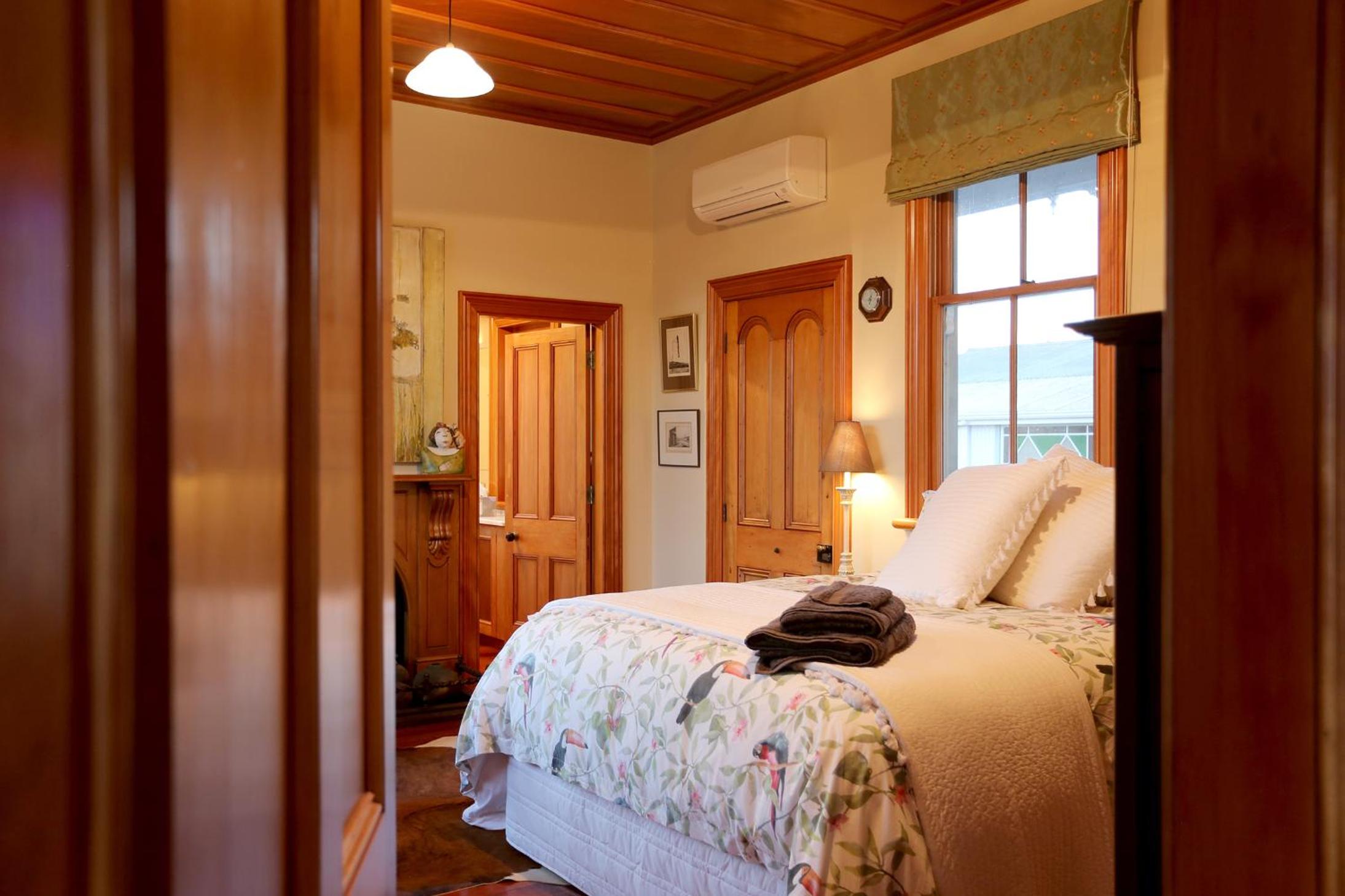 Deluxe King Room - Photo 6
