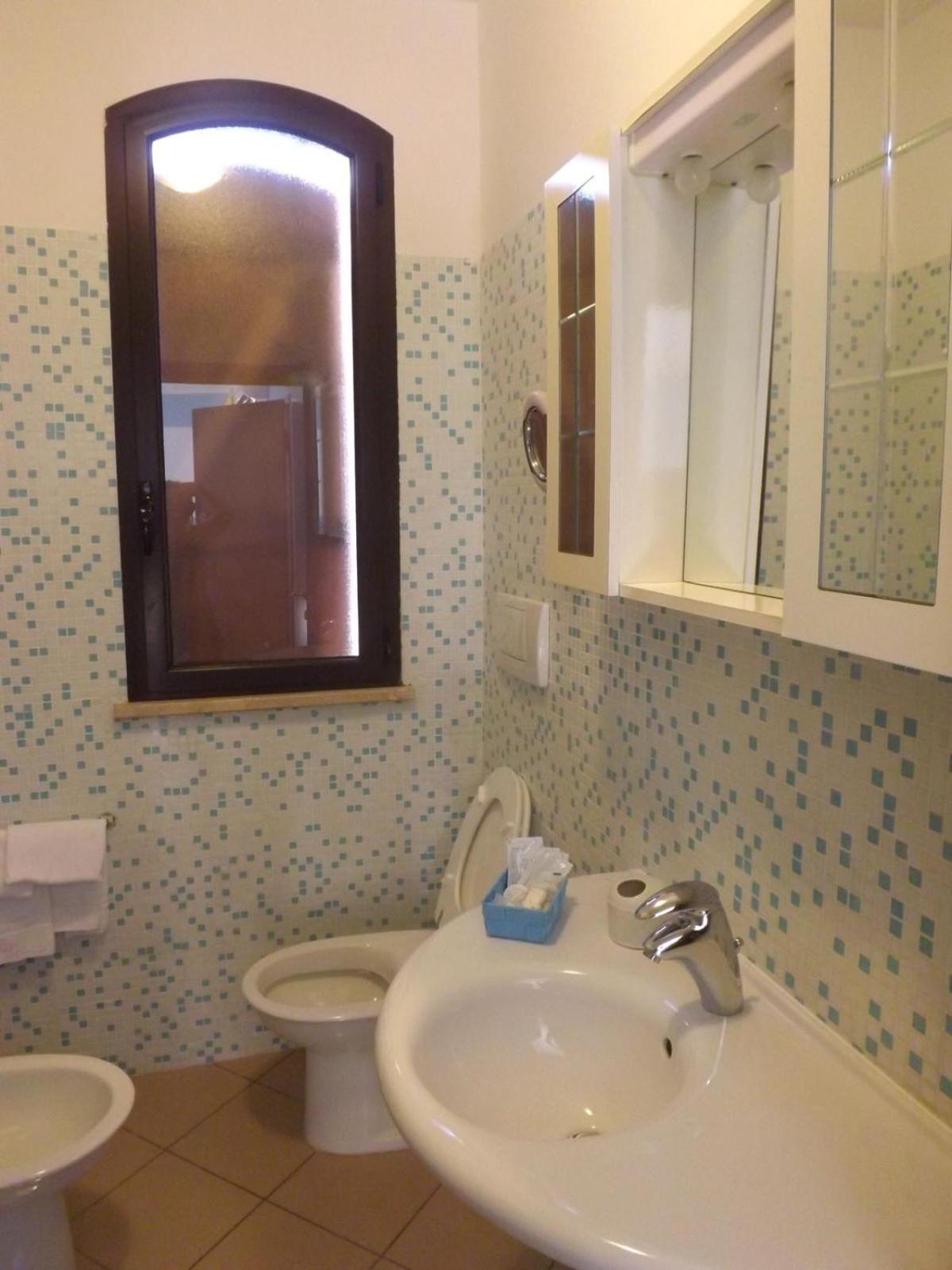 Standard Double Room - Photo 7