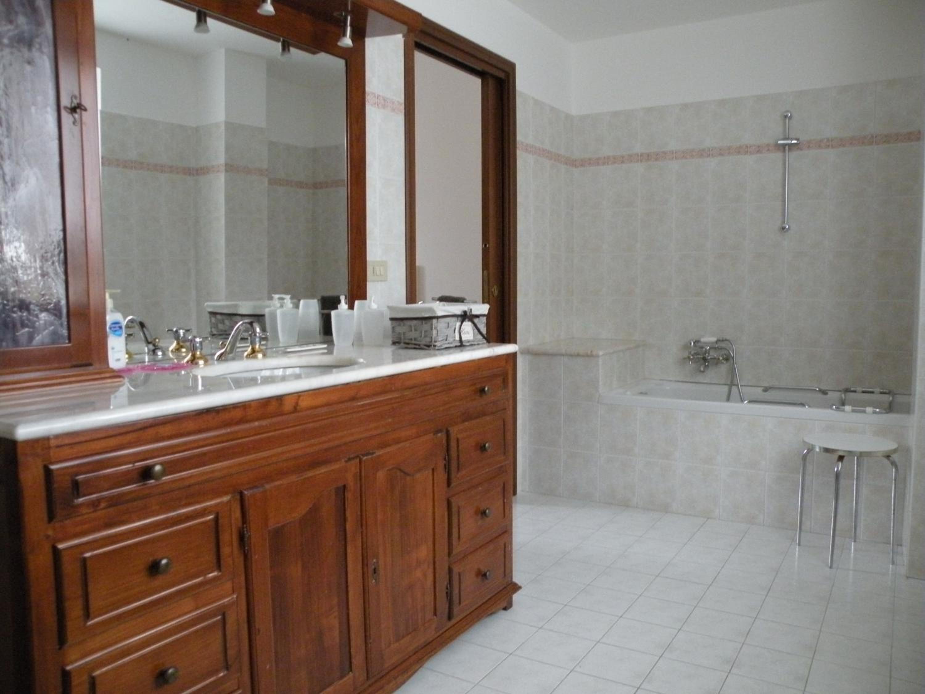 Quadruple Room with Private Bathroom photo 3