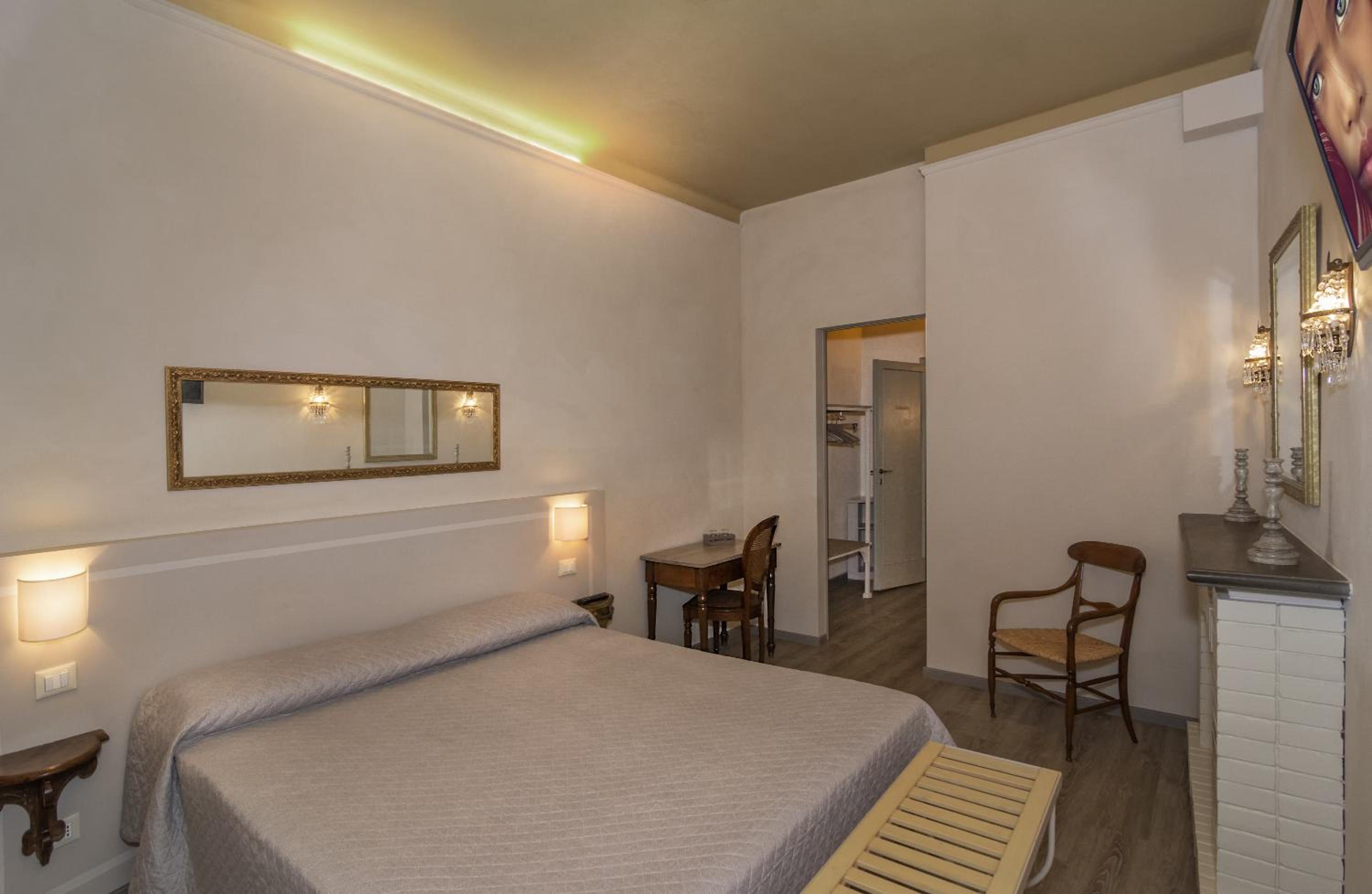 Double Room with Private Bathroom - Photo 10
