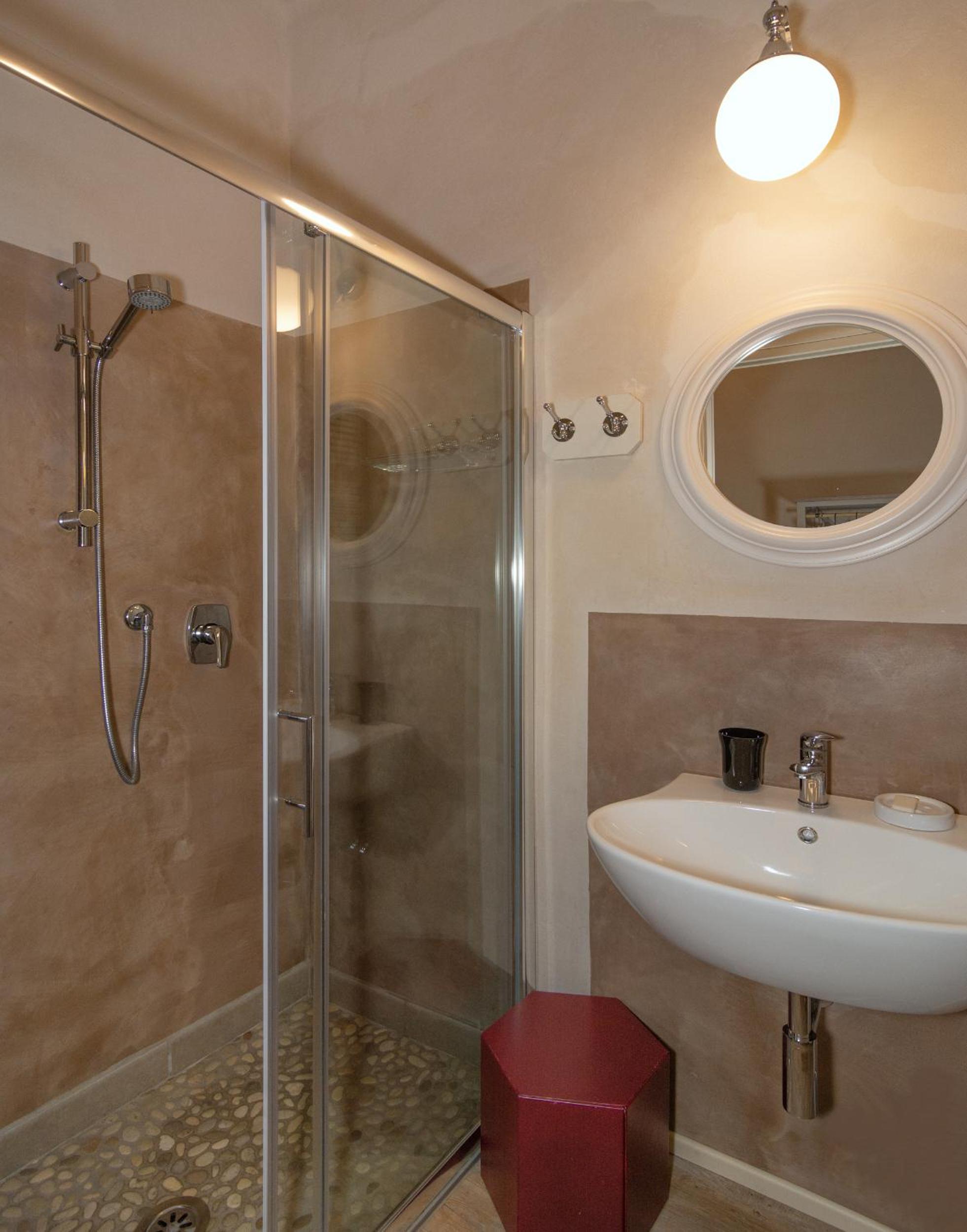 Double Room with Private Bathroom - Photo 3