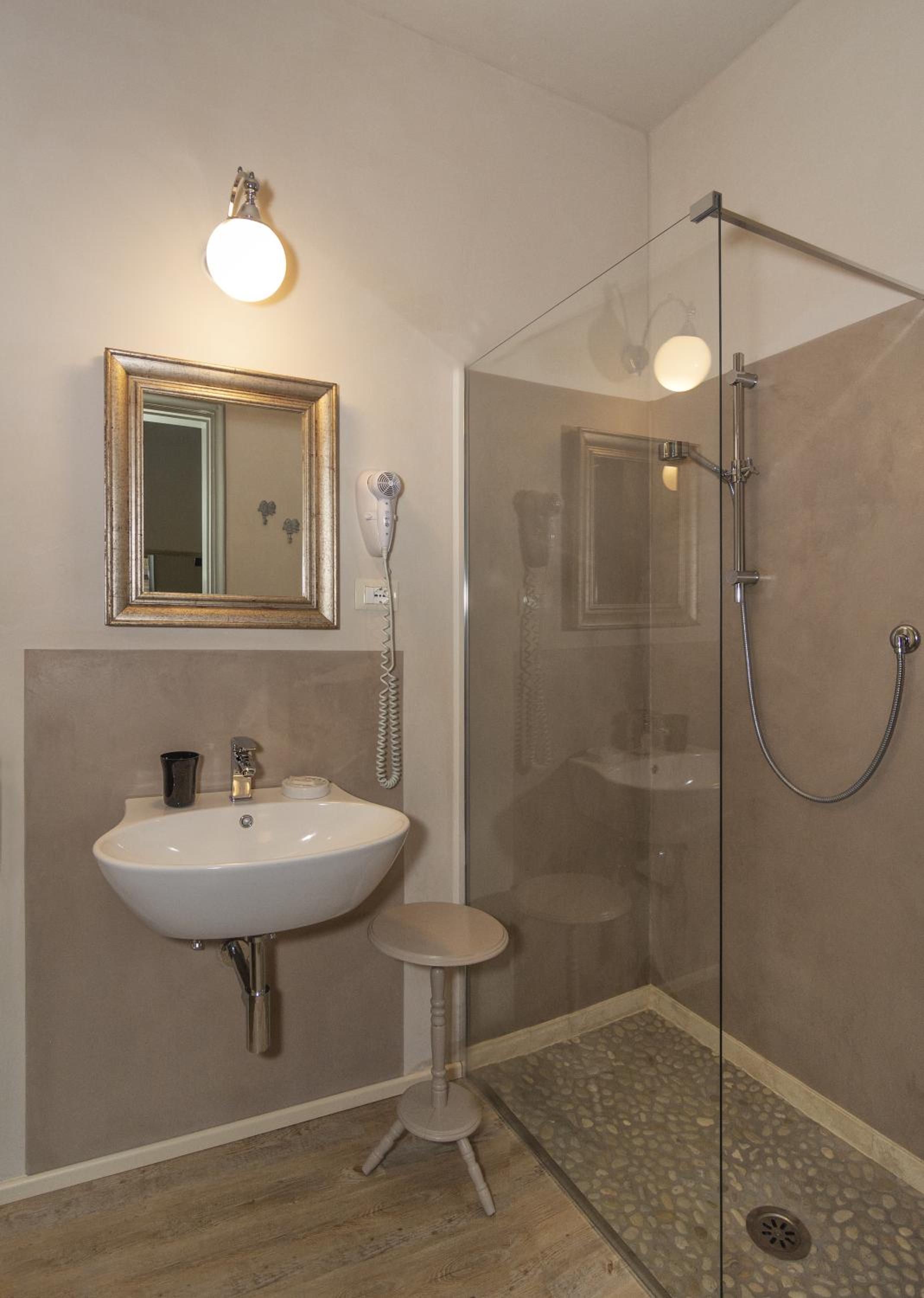 Twin Room with Private Bathroom - Photo 3