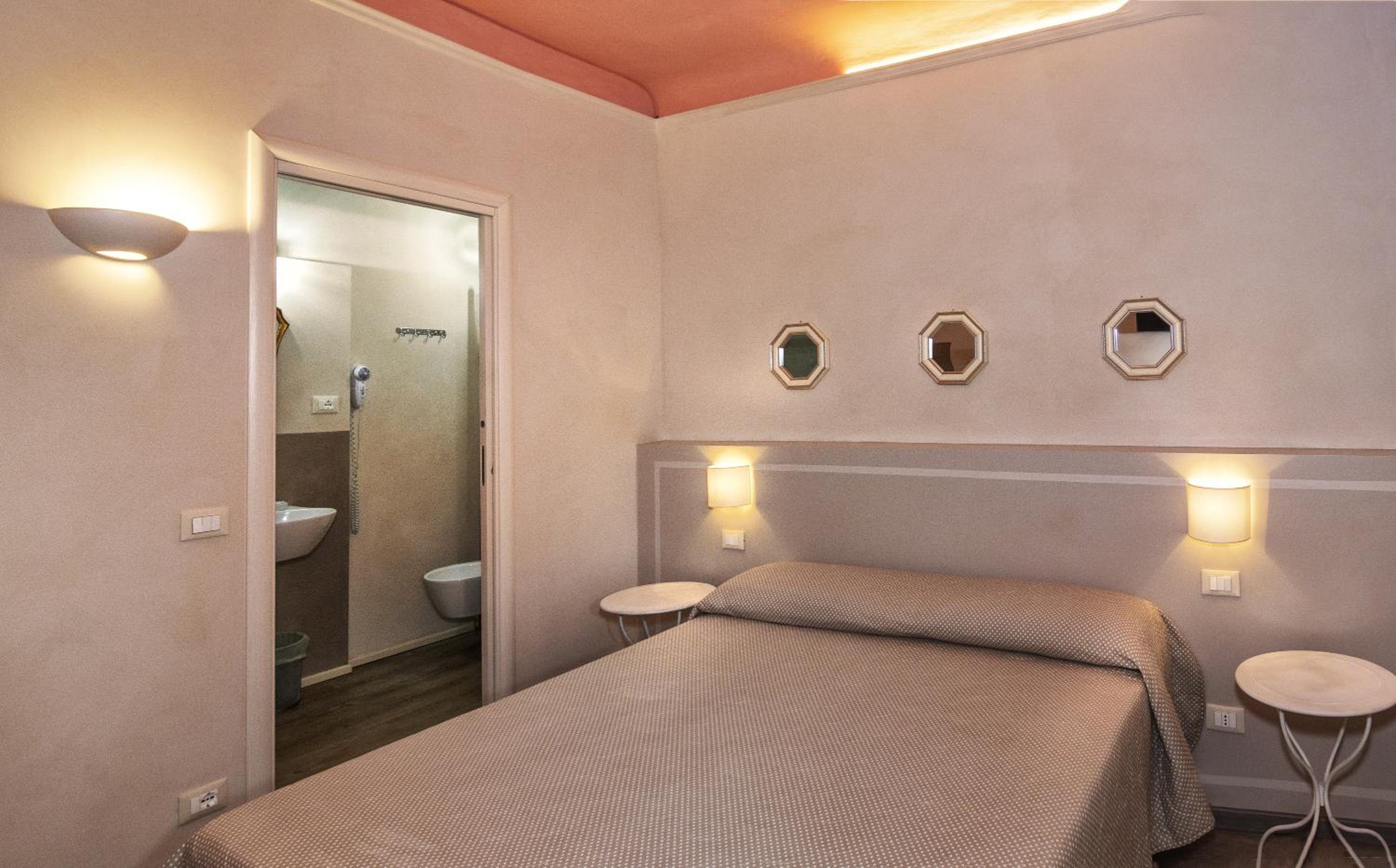 Double Room with Private Bathroom - Photo 12