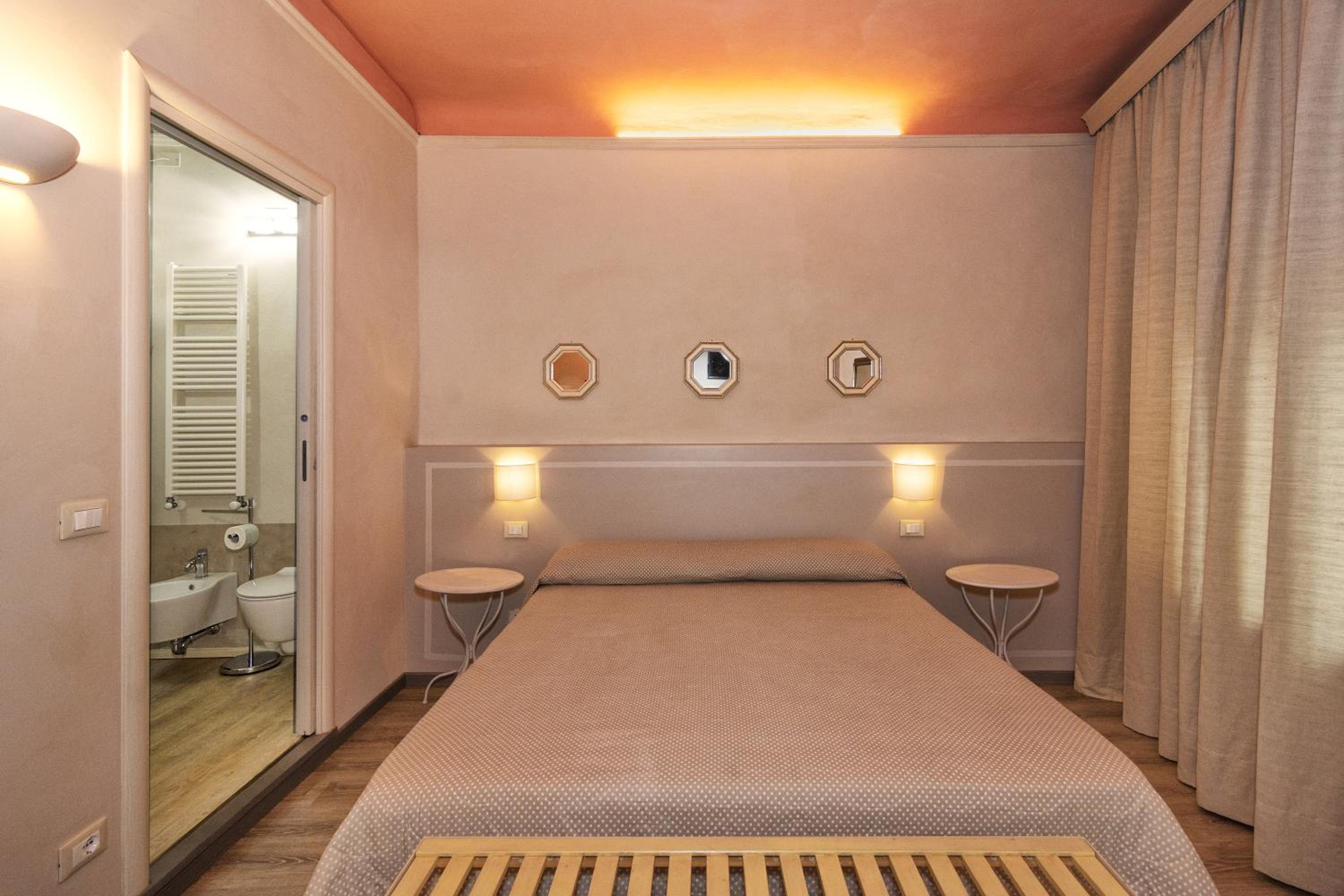 Double Room with Private Bathroom - Photo 6