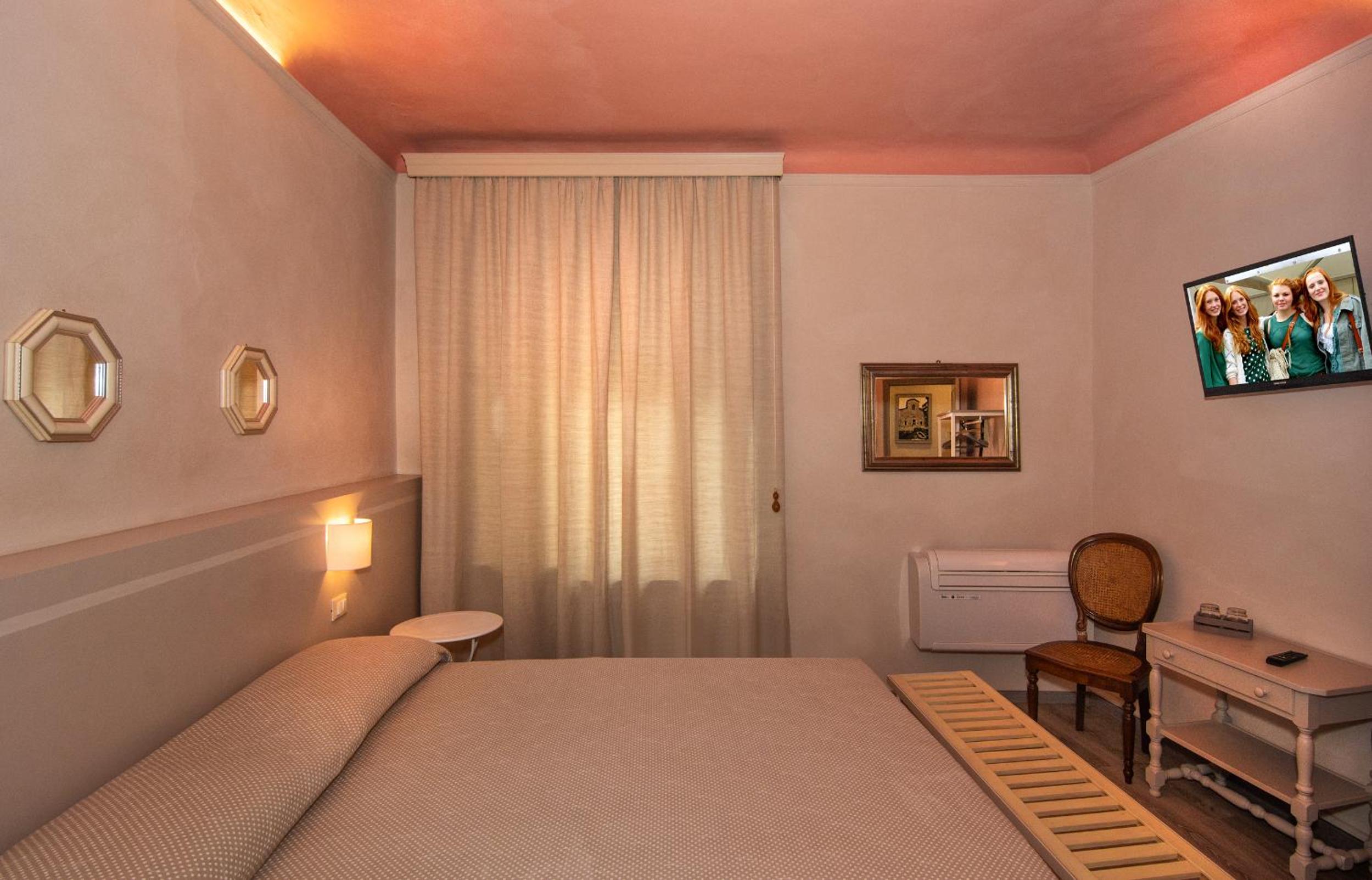 Double Room with Private Bathroom - Photo 13