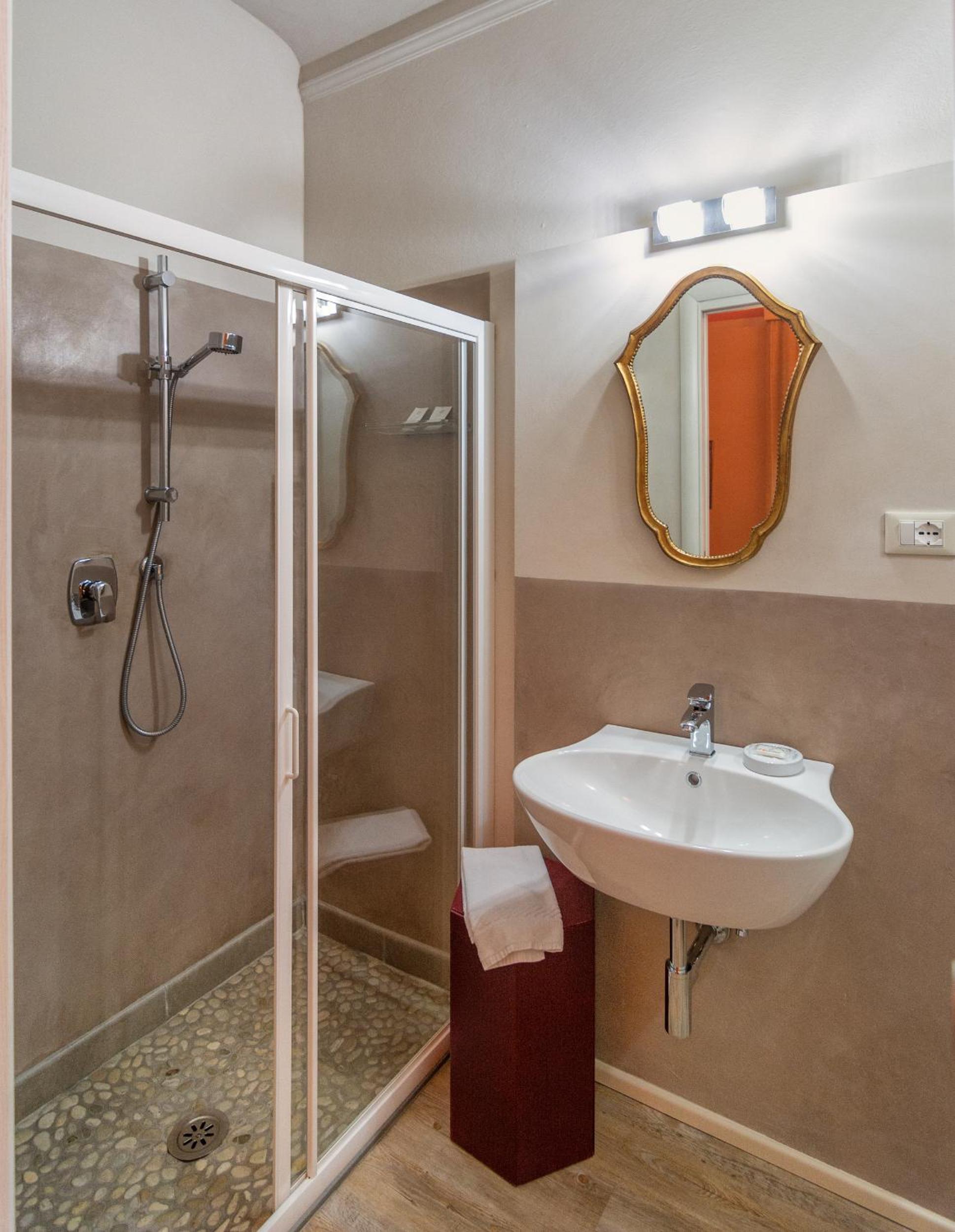 Double Room with Private Bathroom - Photo 11