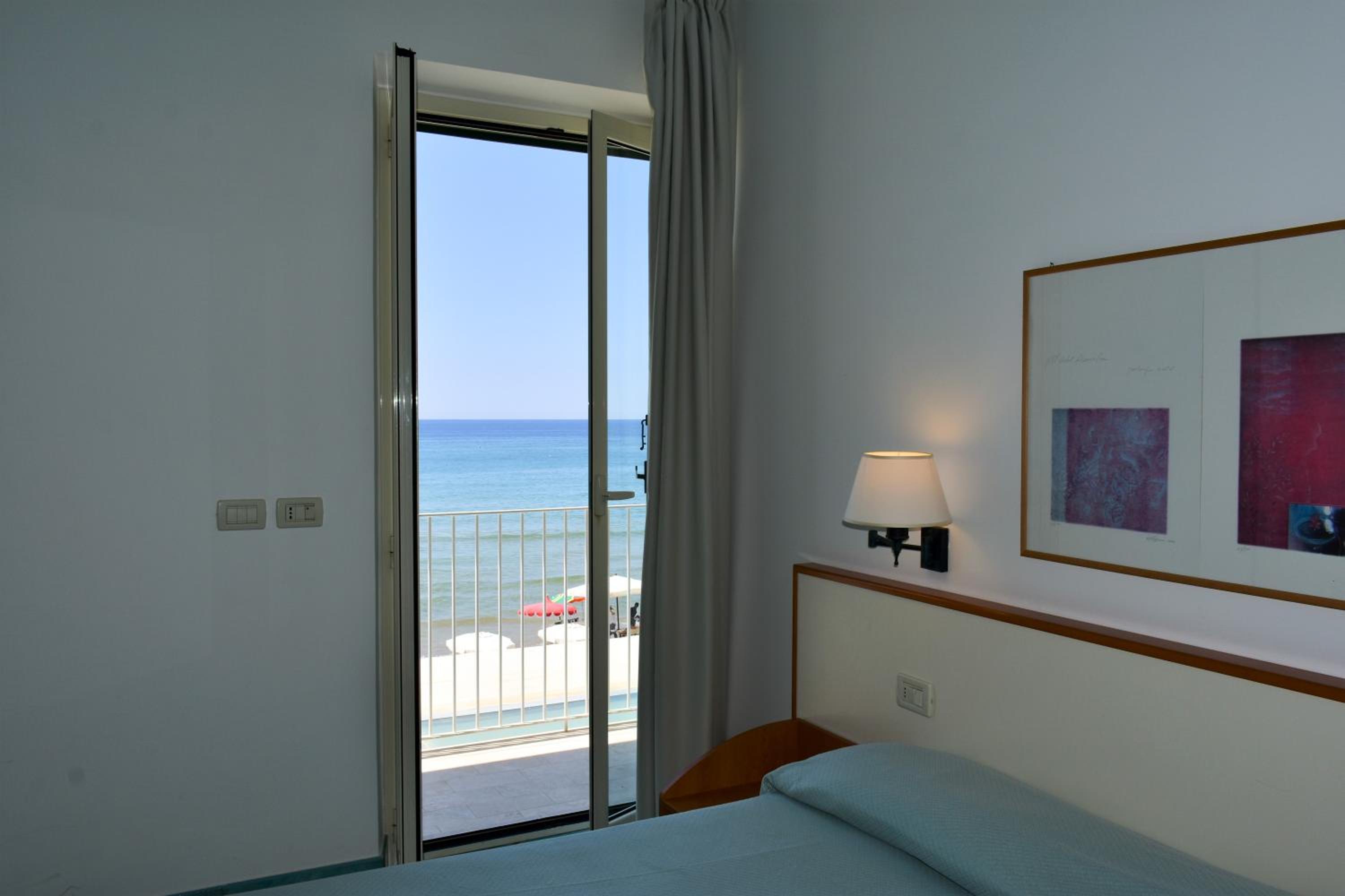 Double Room with Balcony and Sea View photo 3