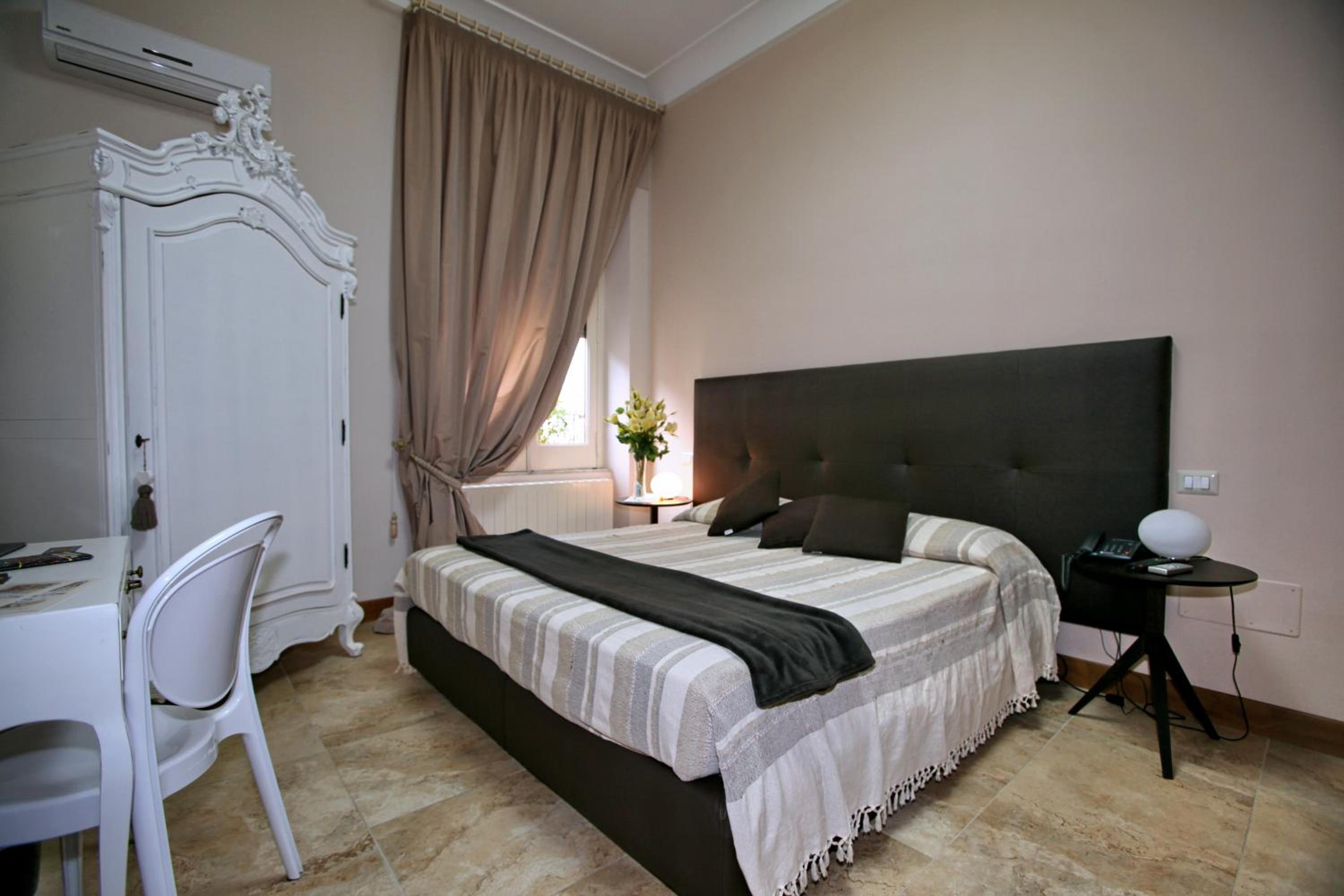 Superior Double or Twin Room - Photo 12