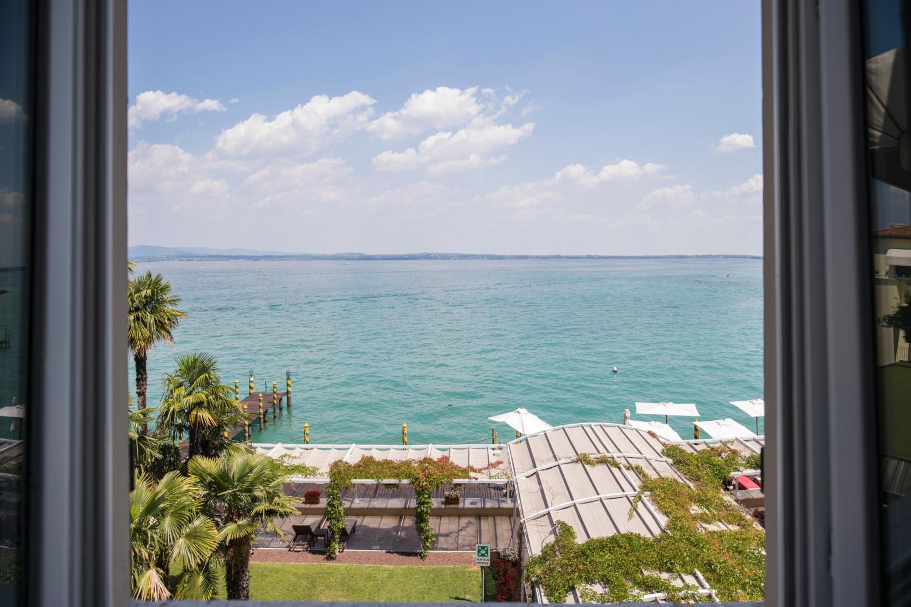 Junior Suite with Balcony and Lake View photo 3