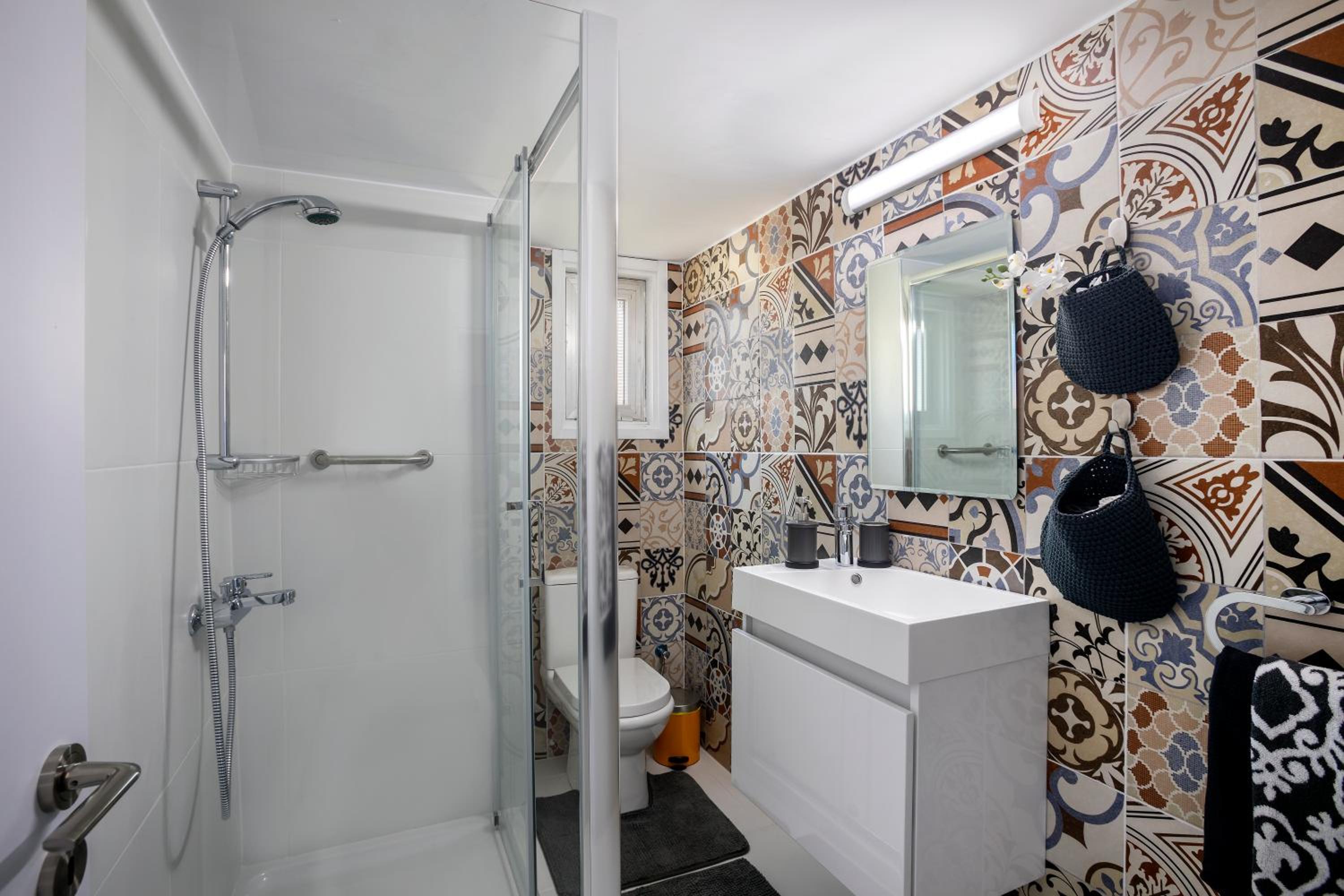 Hipster Two Bedroom Apartment D418 - Photo 2