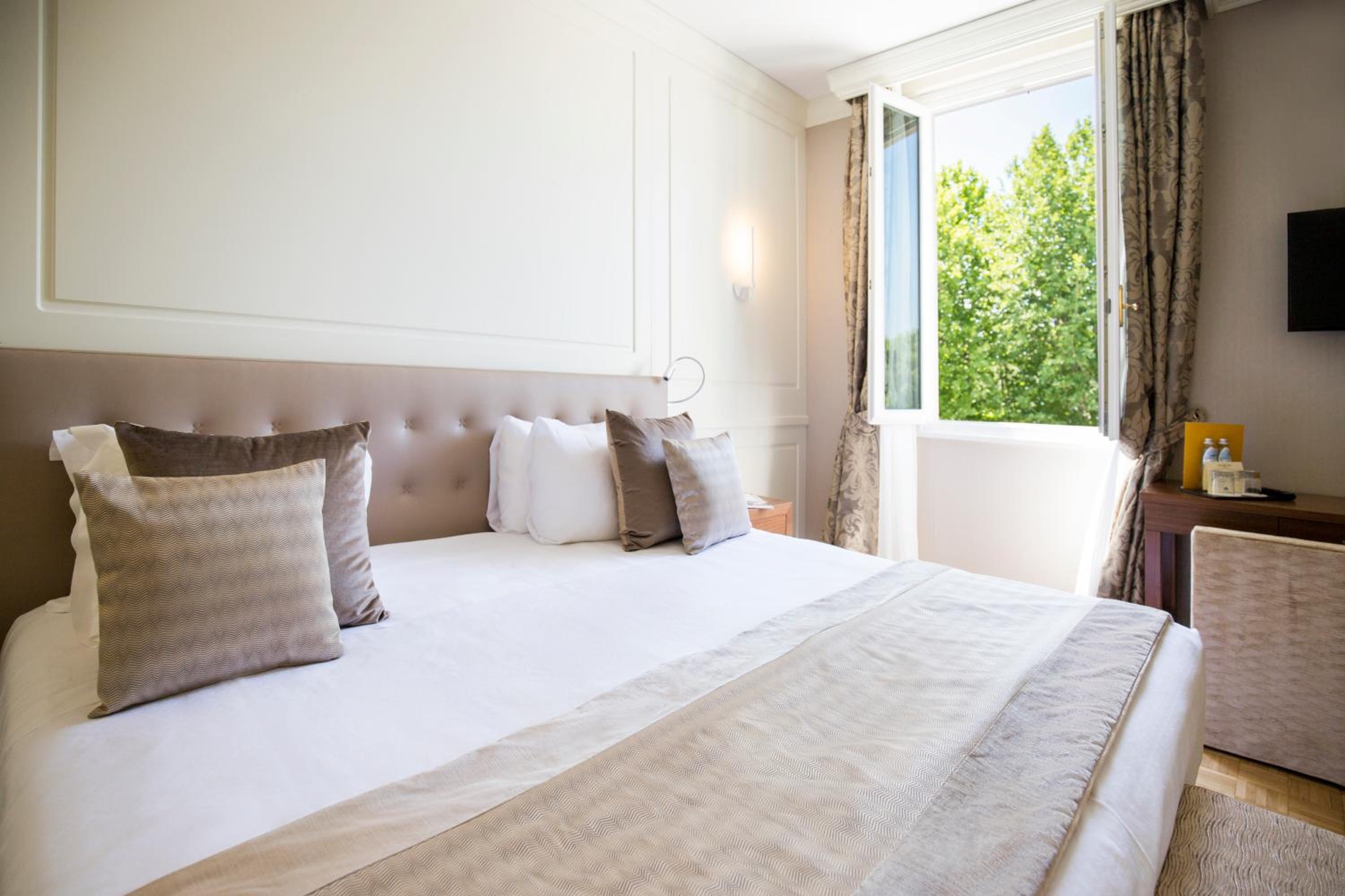 Executive Double Room with Balcony - Photo 10