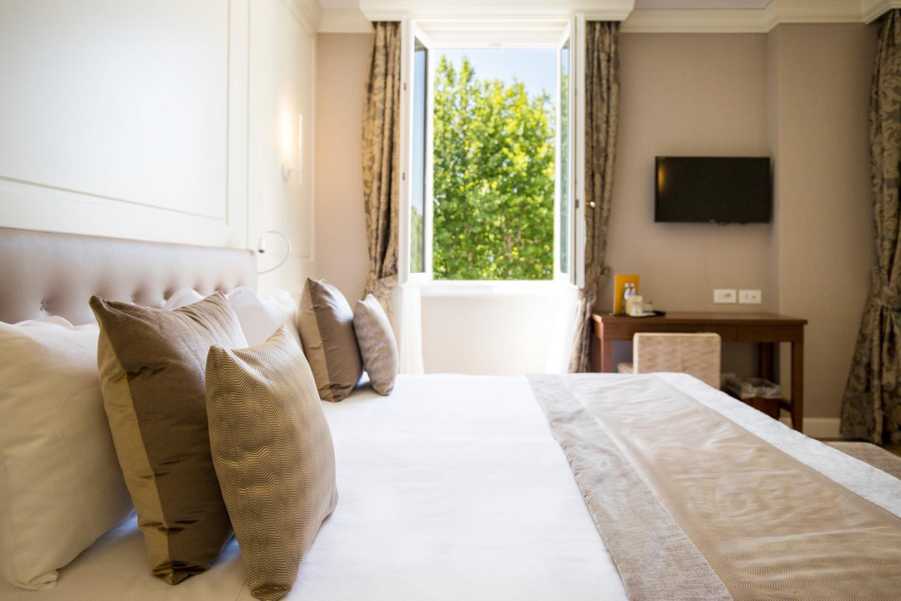 Executive Double Room with Balcony - Photo 11