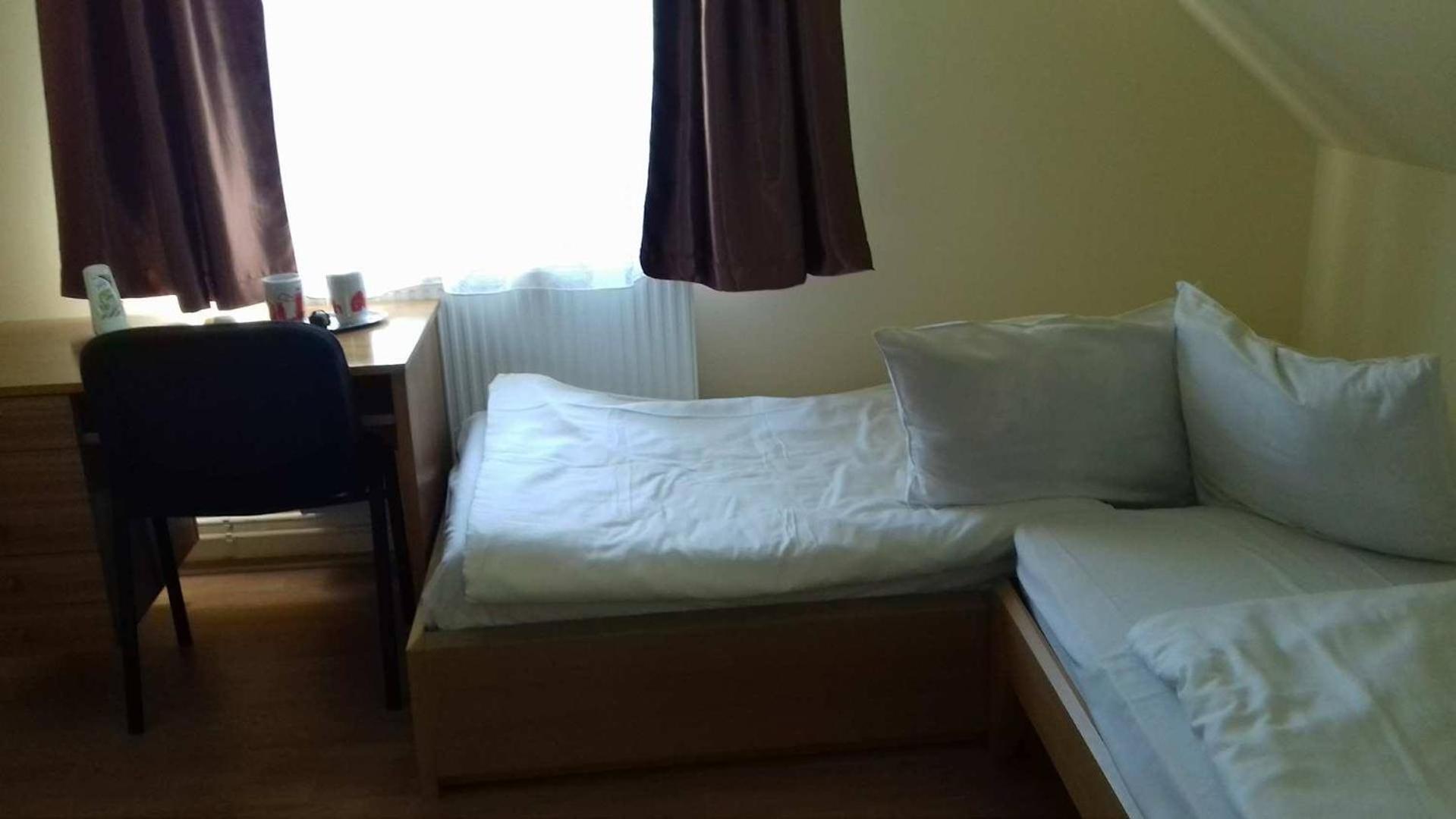 Twin Room - Photo 7