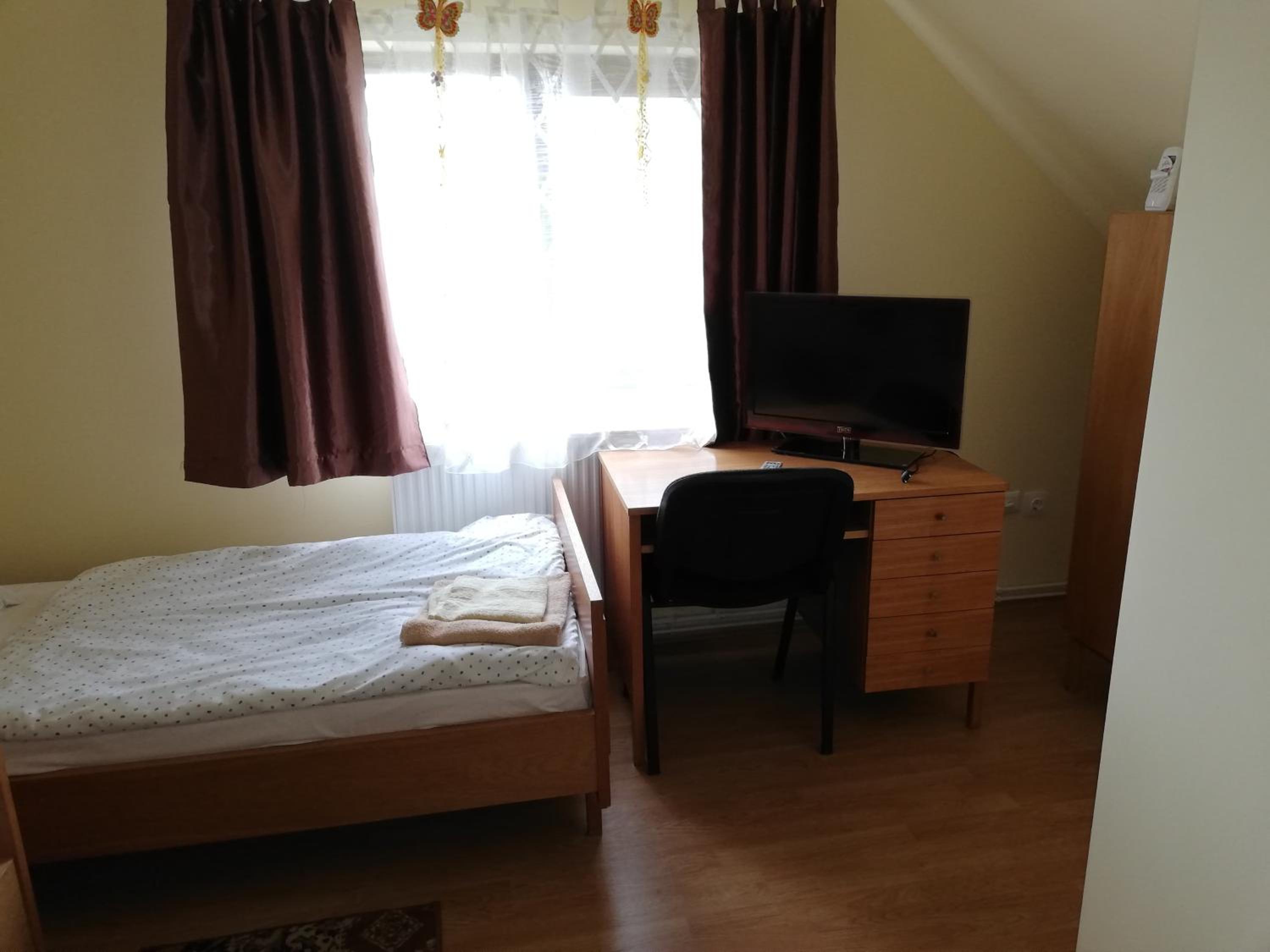 Twin Room - Photo 5