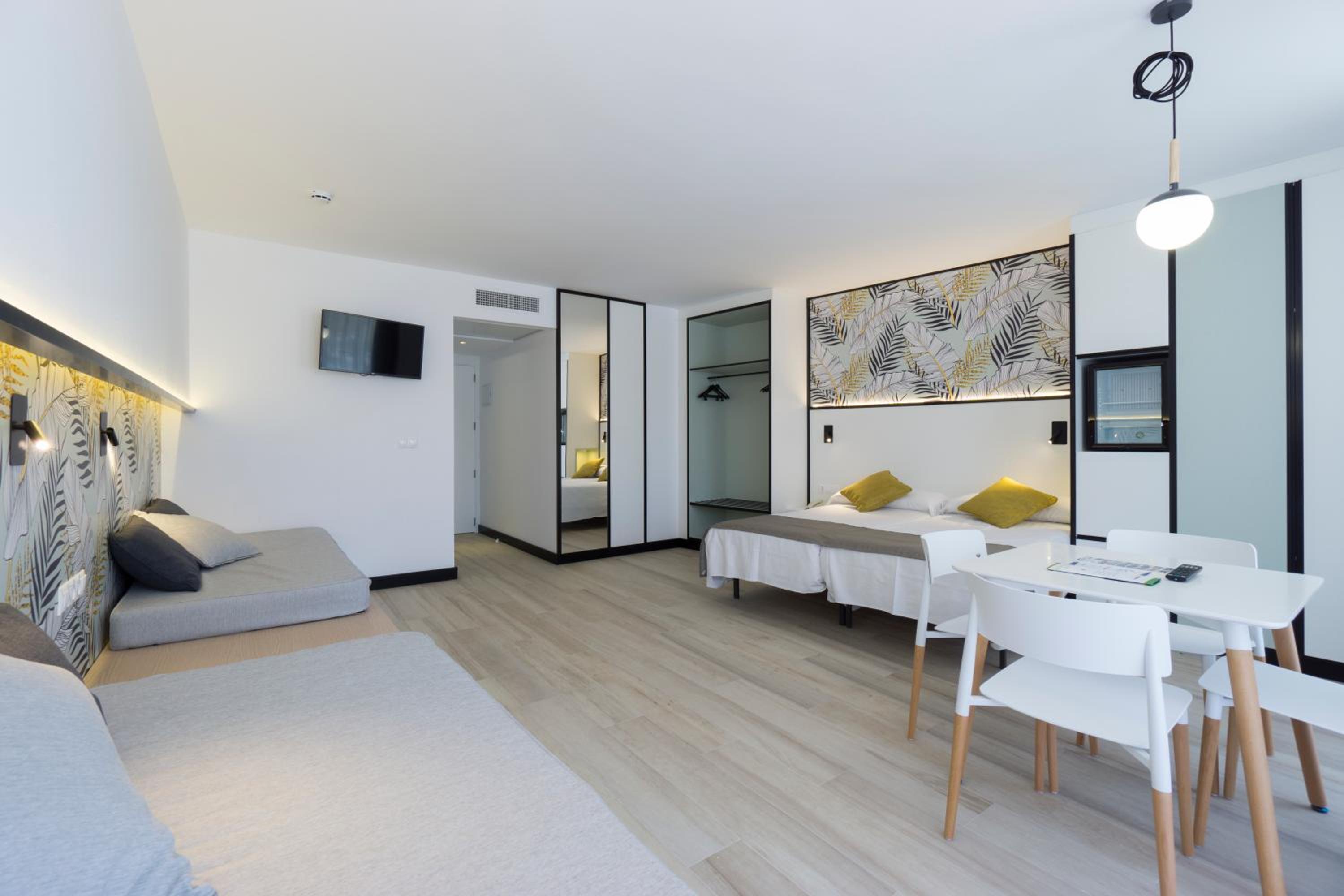 Superior Family Room (2 Adults + 2 Children) - Photo 11