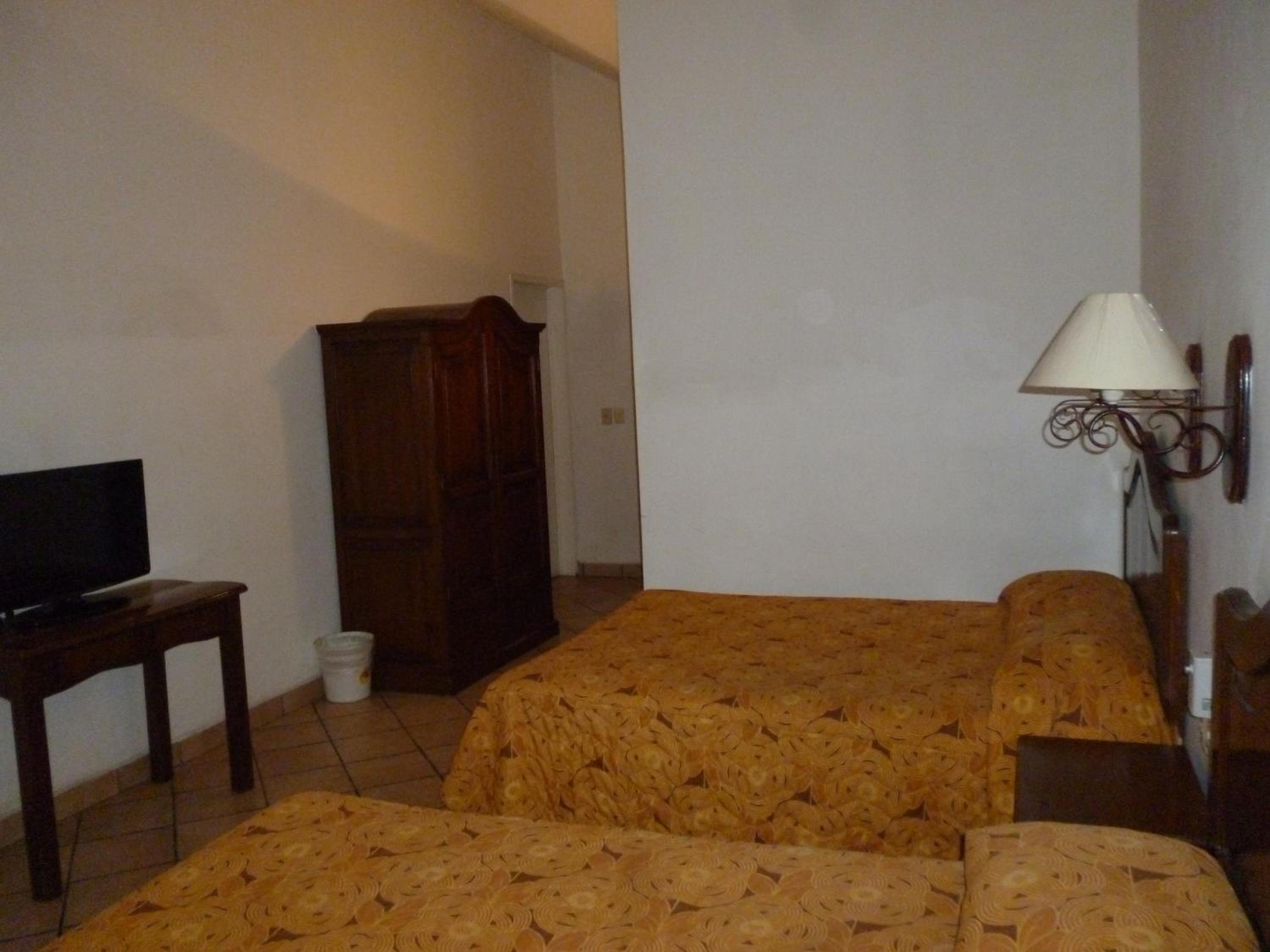 Queen Room with Two Queen Beds photo 3