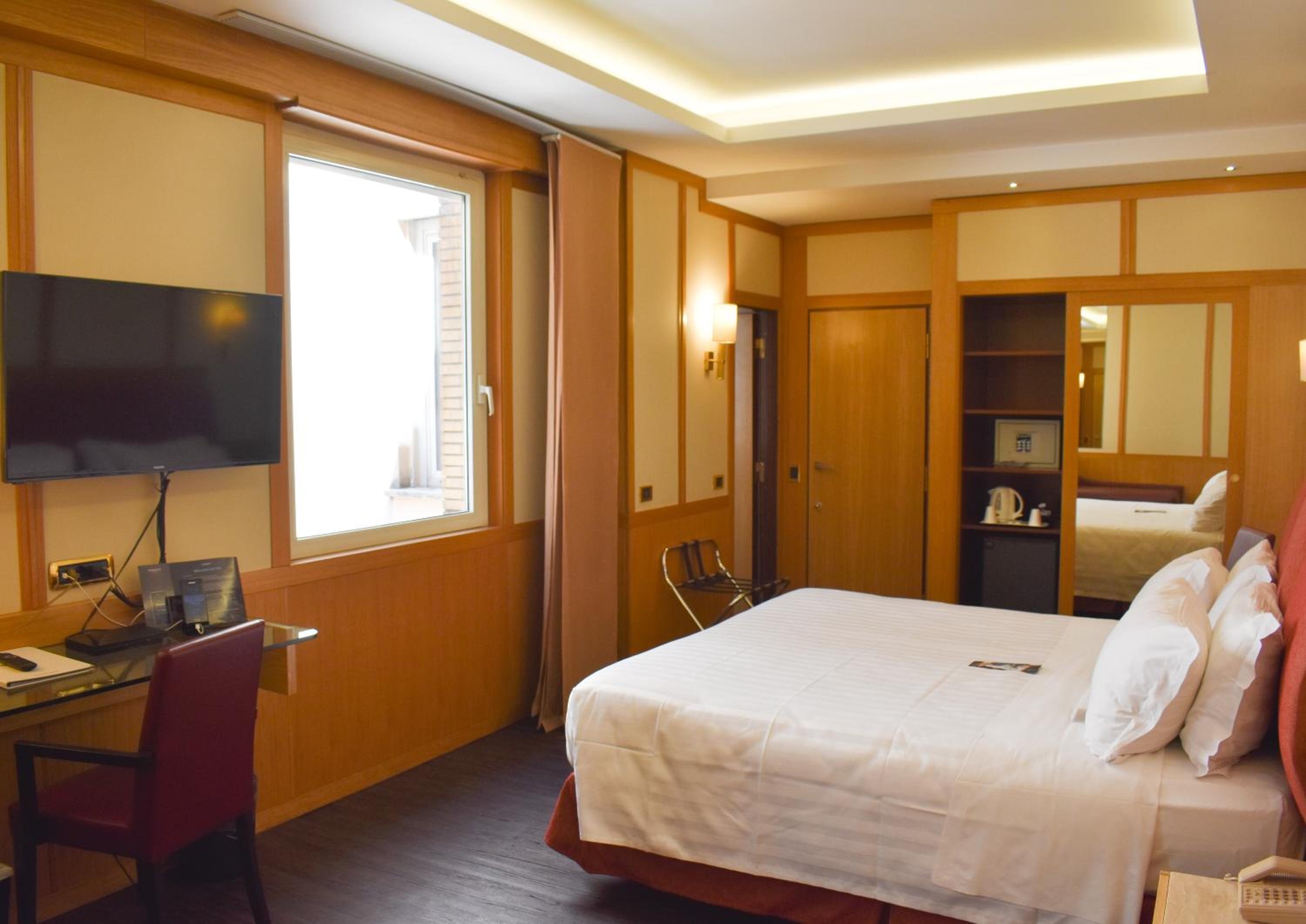 Superior King Room thumbnail 5