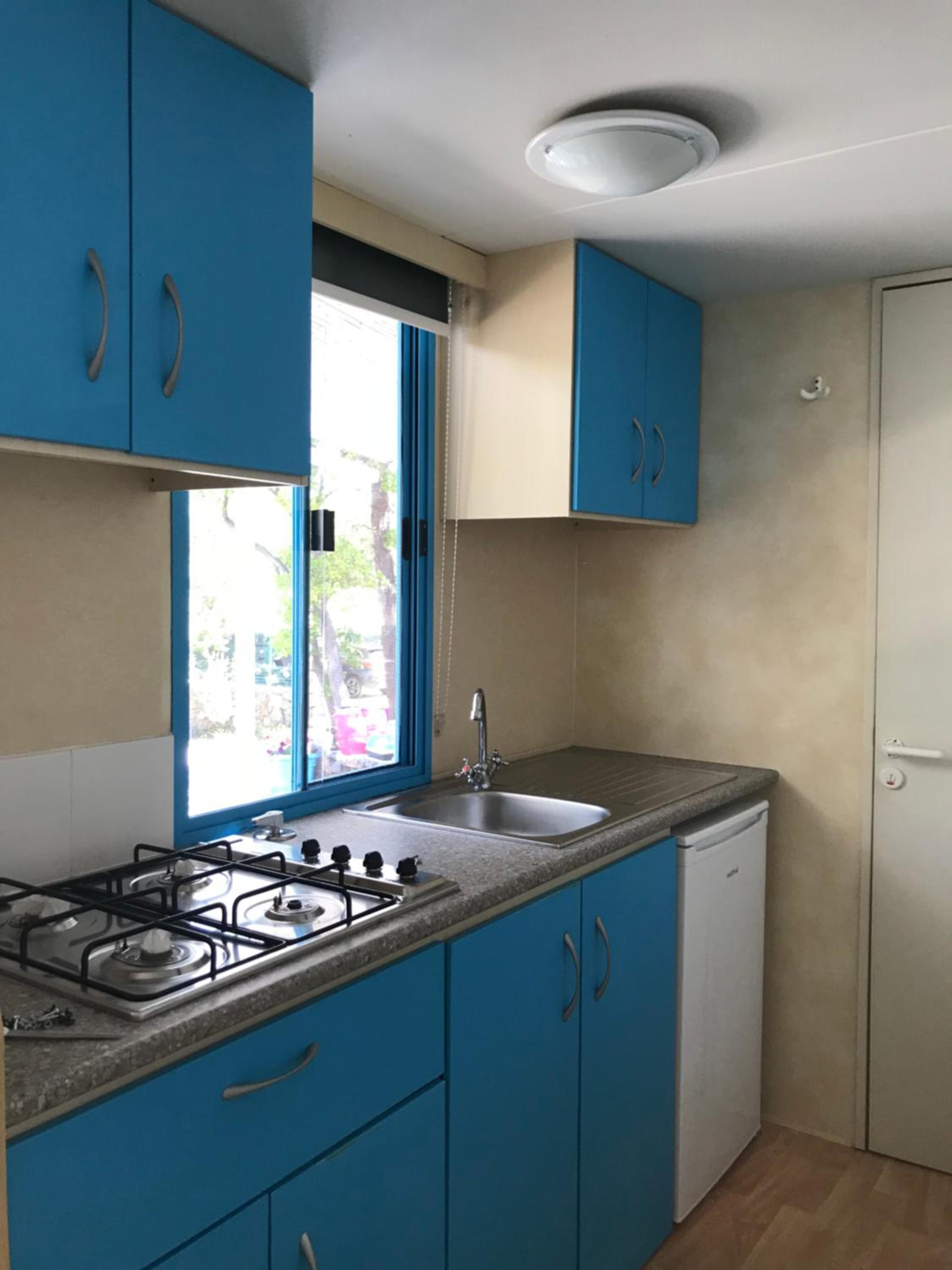 Mobile Home - Photo 3