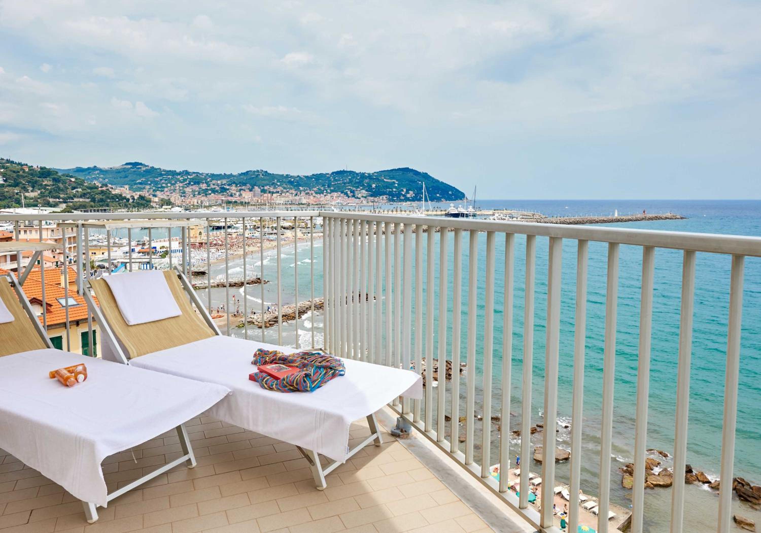 Junior Suite with Balcony and Sea View - Photo 8