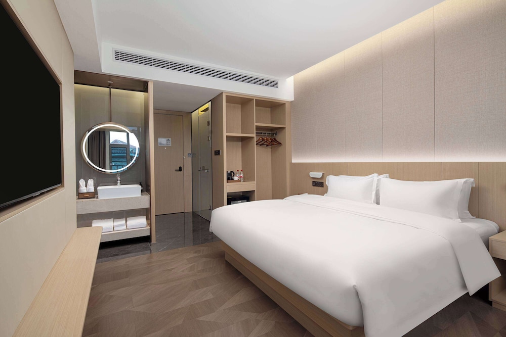 Deluxe Room, 1 King Bed, Non Smoking photo 3