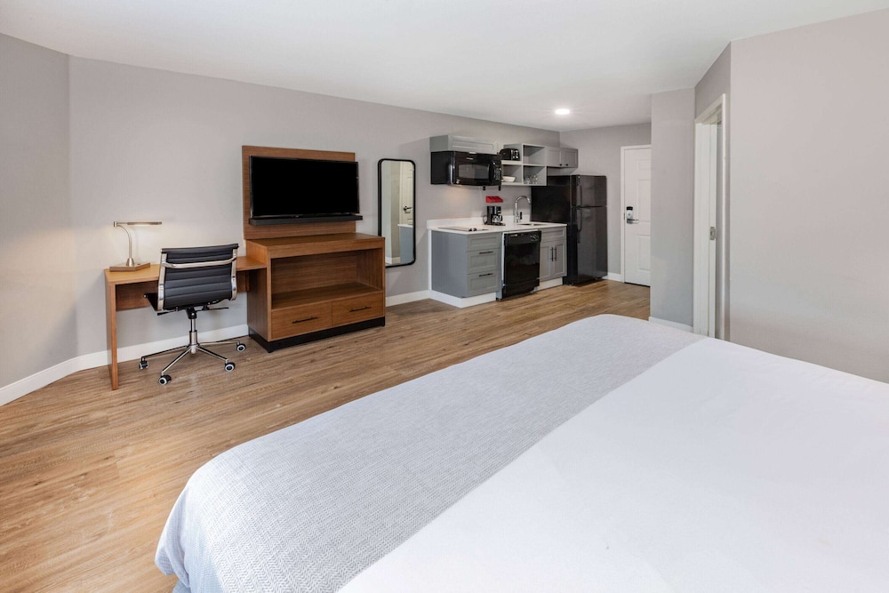 Suite, 1 King Bed, Non Smoking - Photo 1