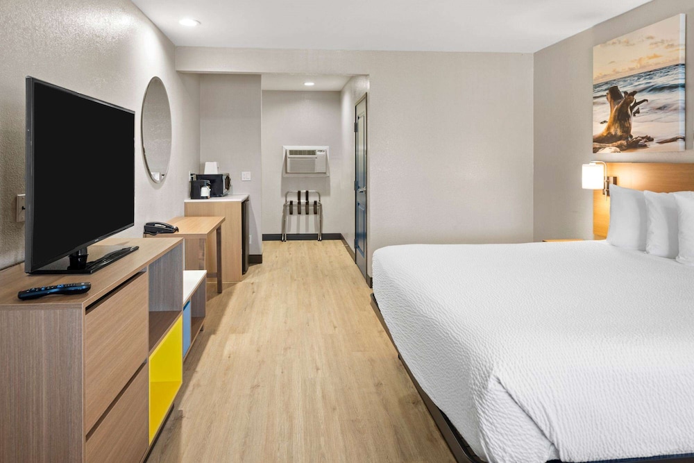 Room, 1 King Bed, Accessible, Non Smoking (Roll-In Shower) photo 1