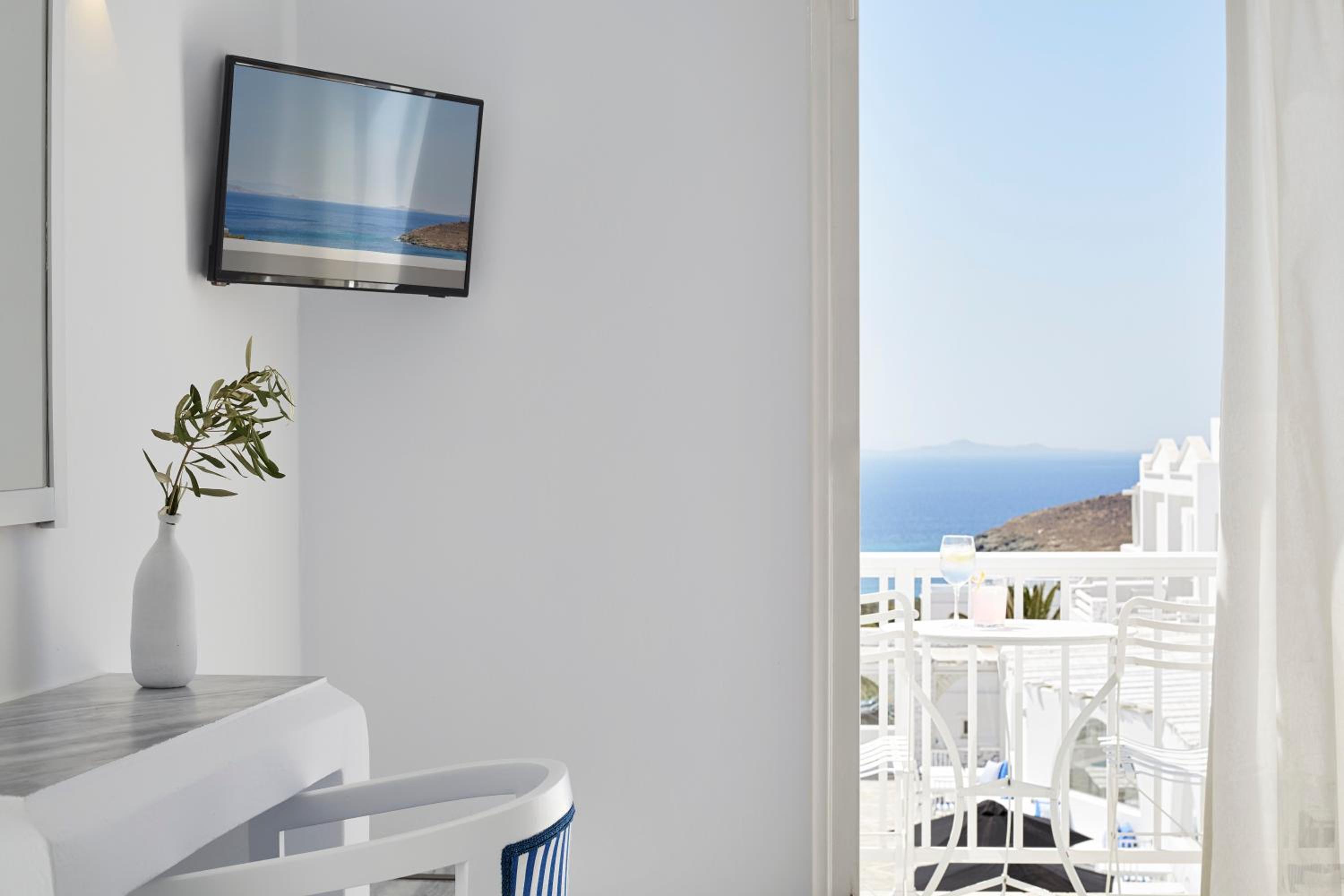 Exclusive White Suite with Sea View & Outdoor Hot Tub  - Photo 9