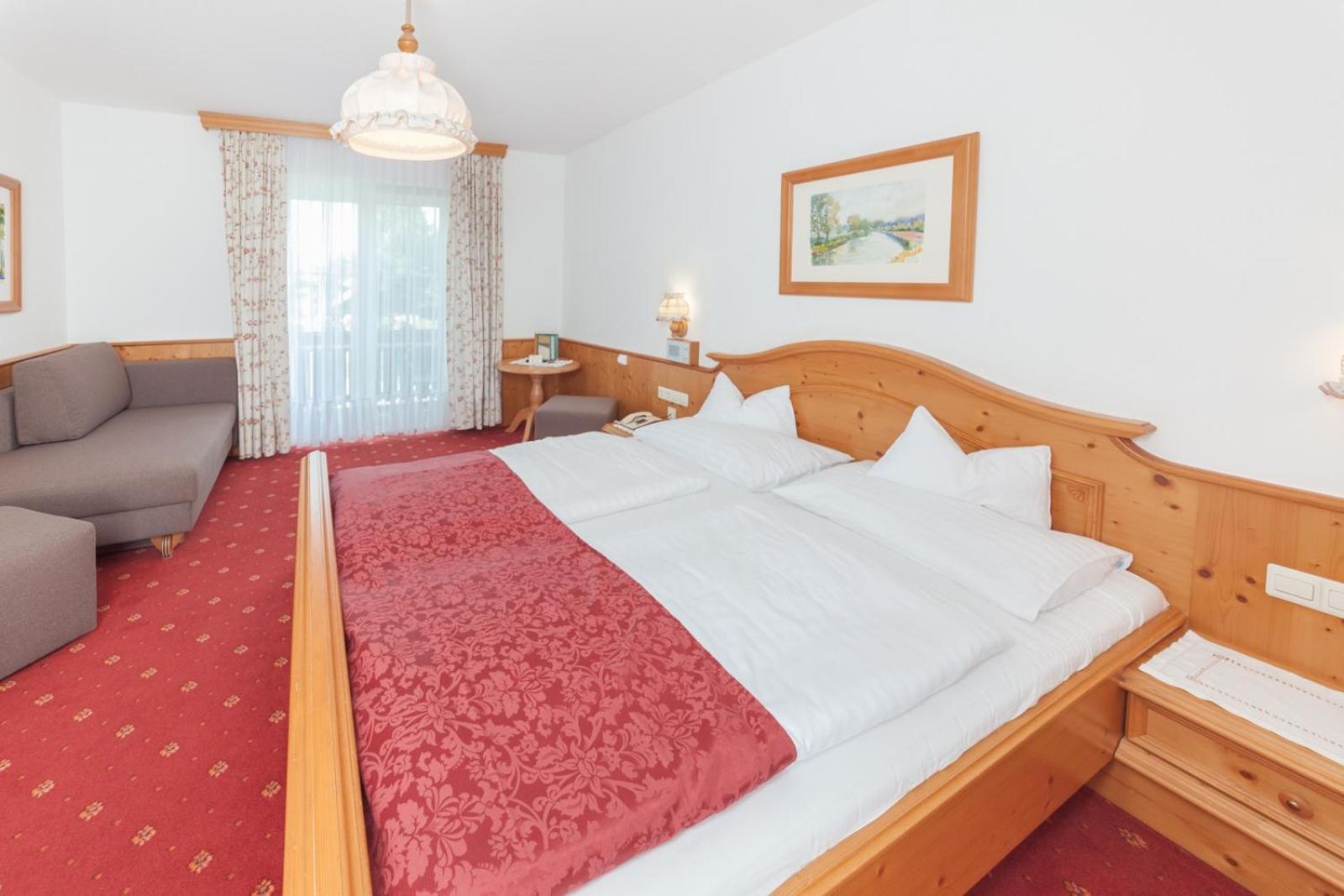 Deluxe Double Room with Balcony photo 3