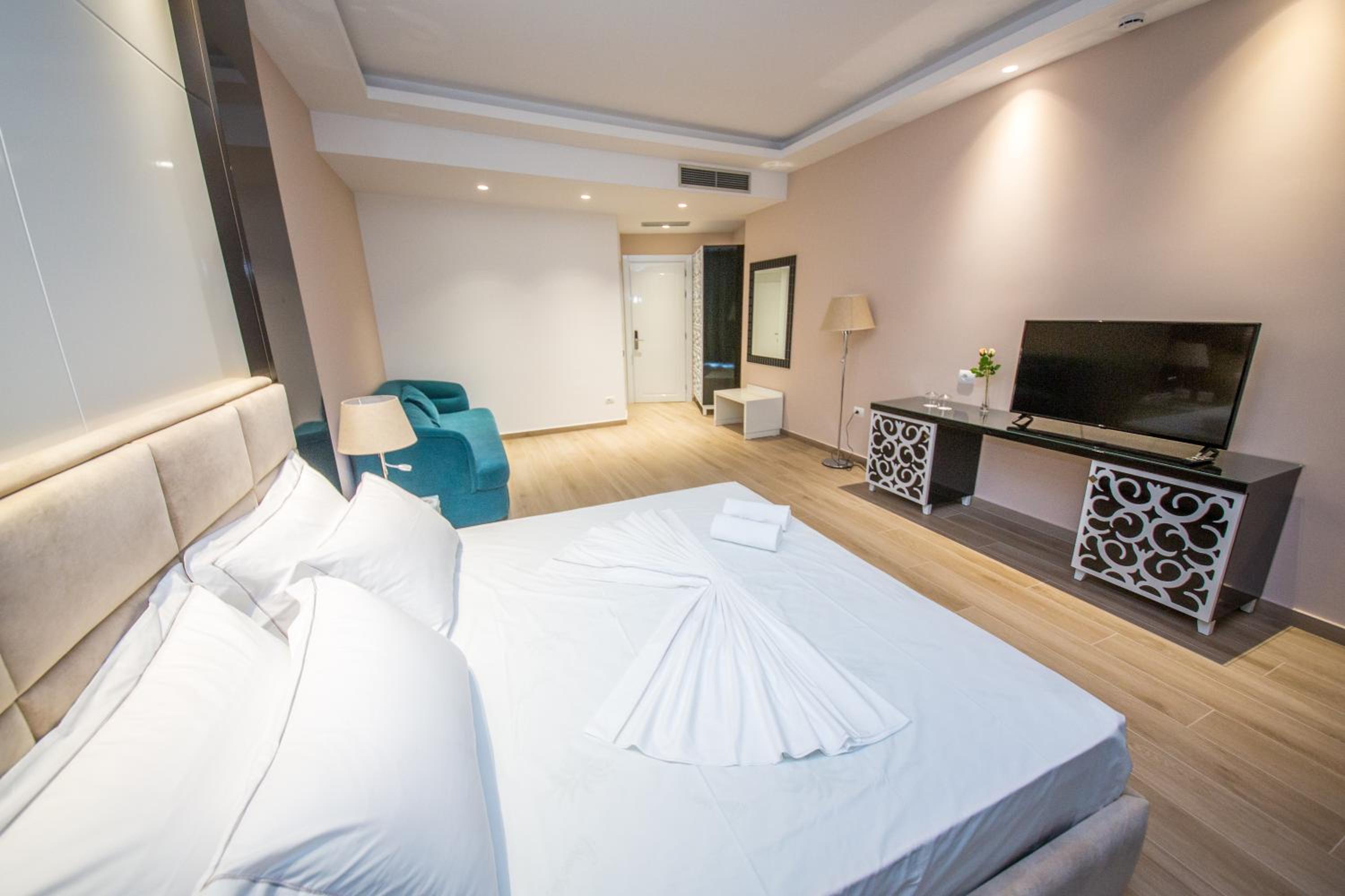 Deluxe Triple Room with Balcony - Ground Floor photo 3