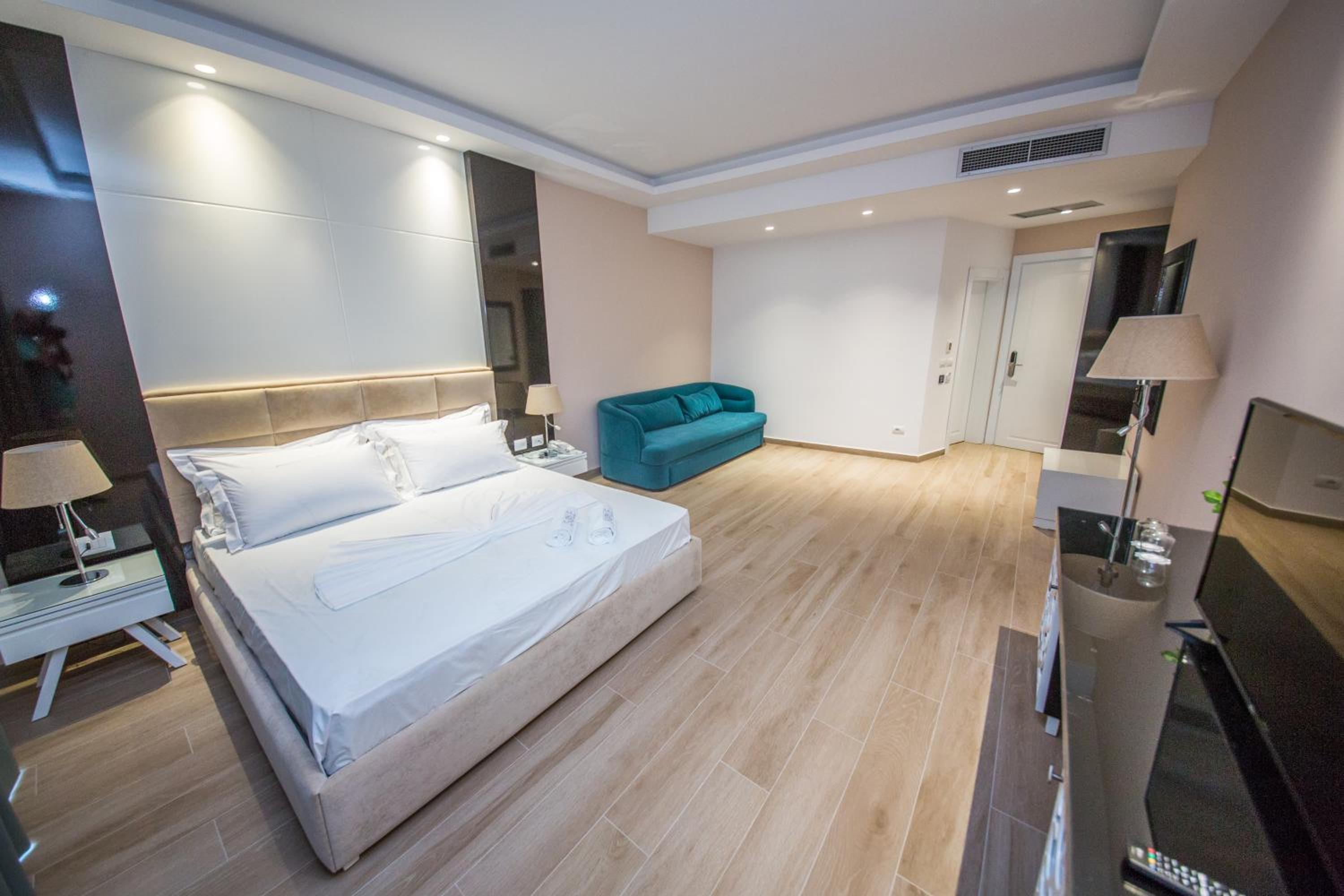 Deluxe Triple Room with Balcony - Ground Floor photo 1