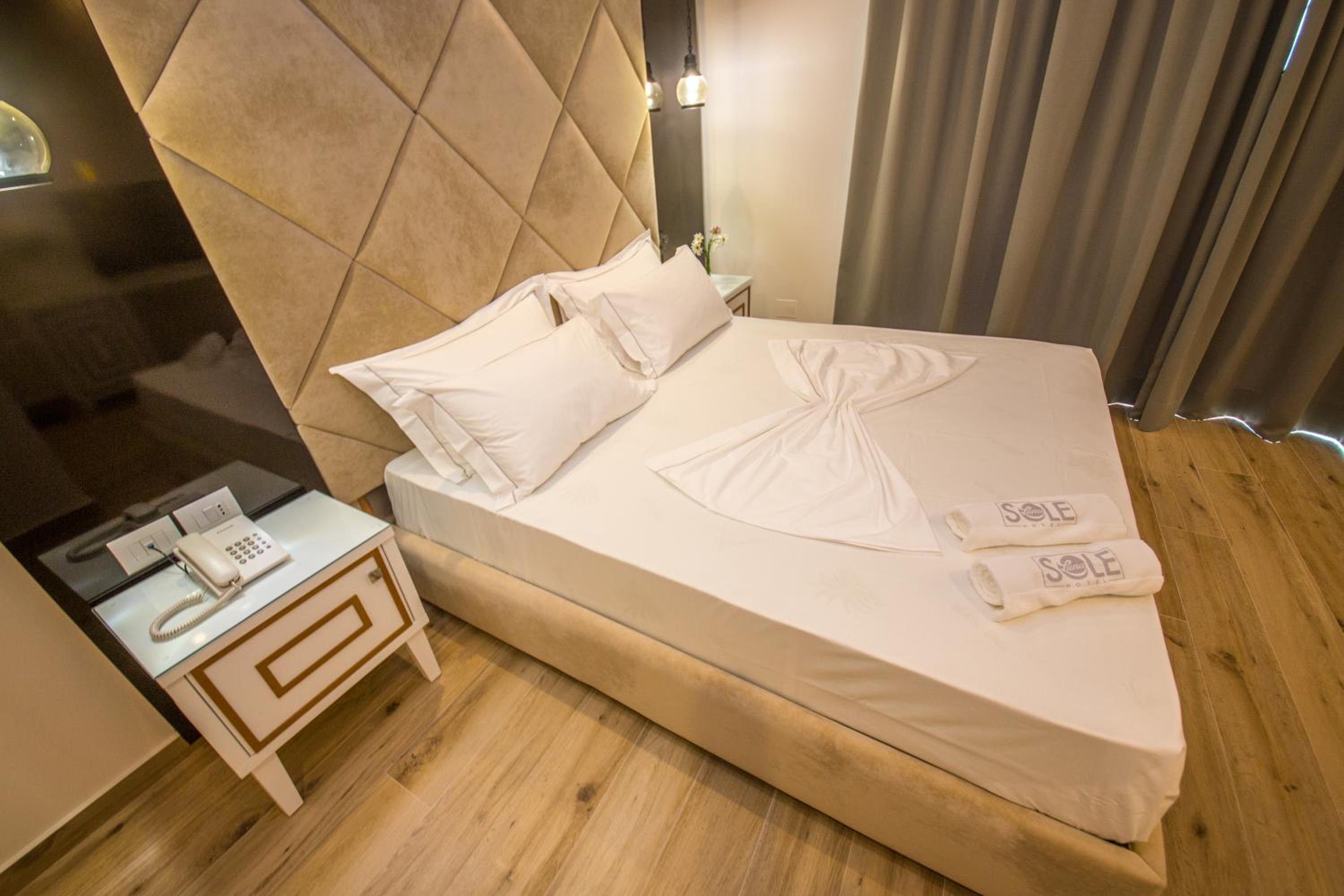 Deluxe Double Room with Balcony and Side Sea View photo 3