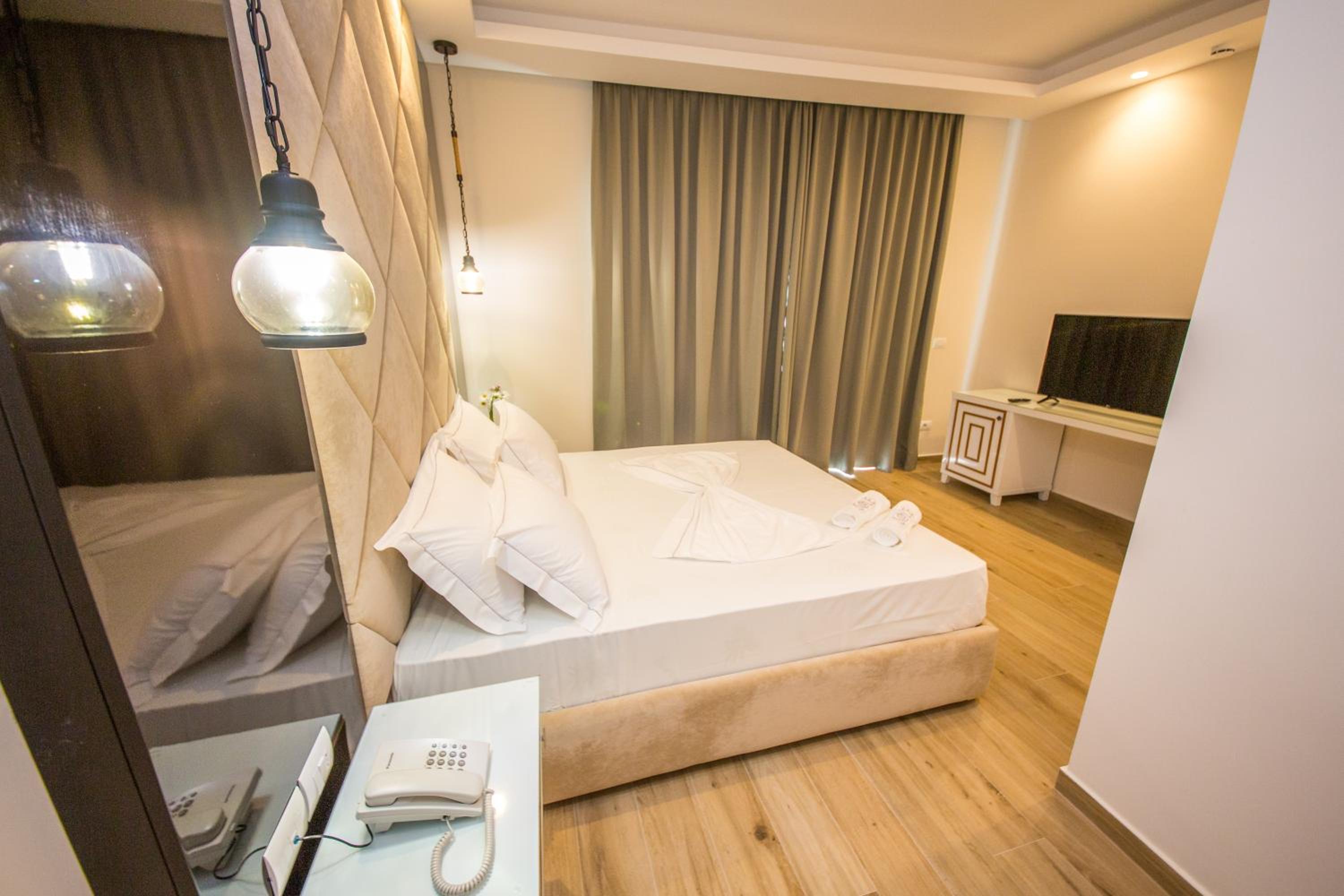 Deluxe Double Room with Balcony and Side Sea View photo 1