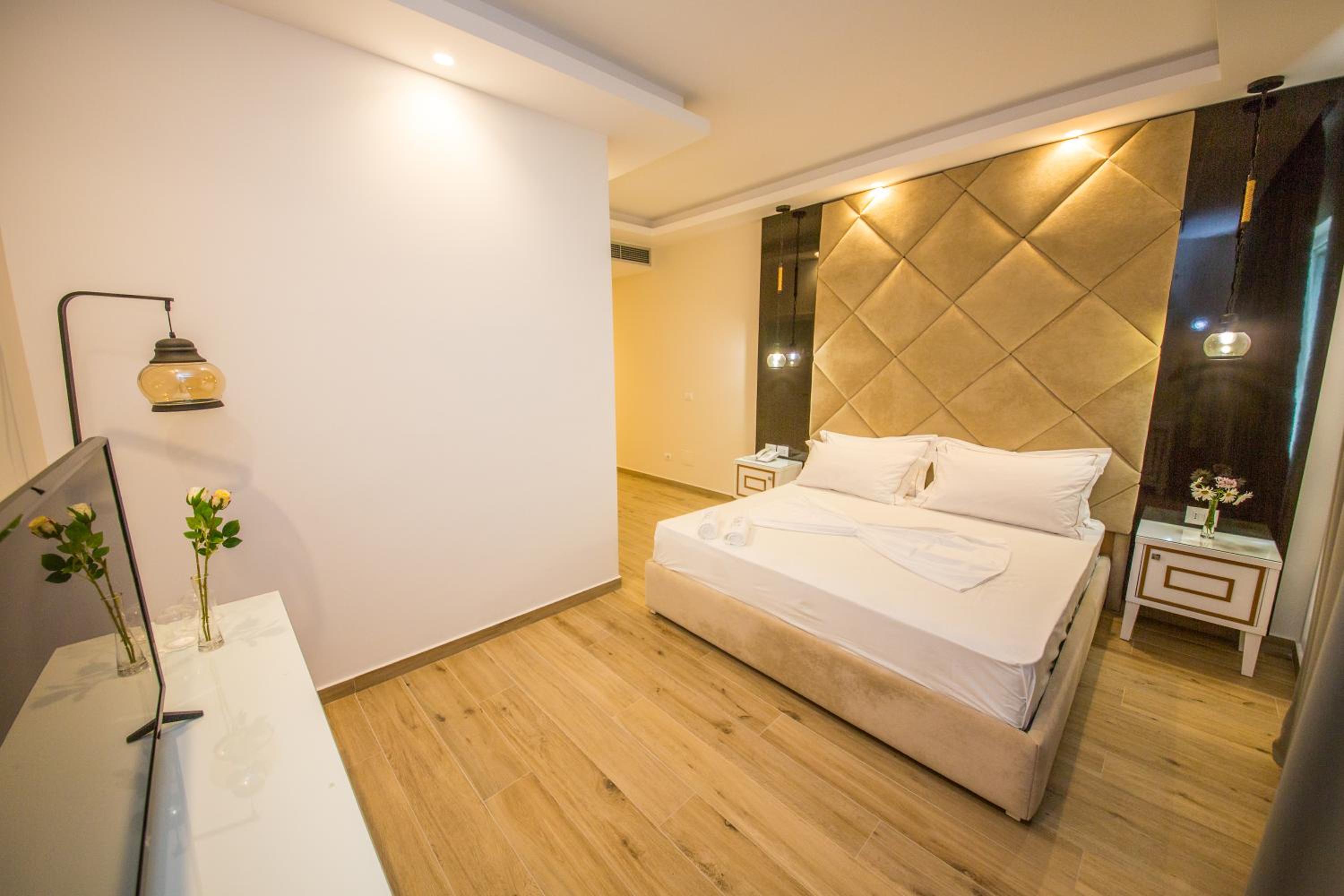 Deluxe Double Room with Balcony and Side Sea View photo 2