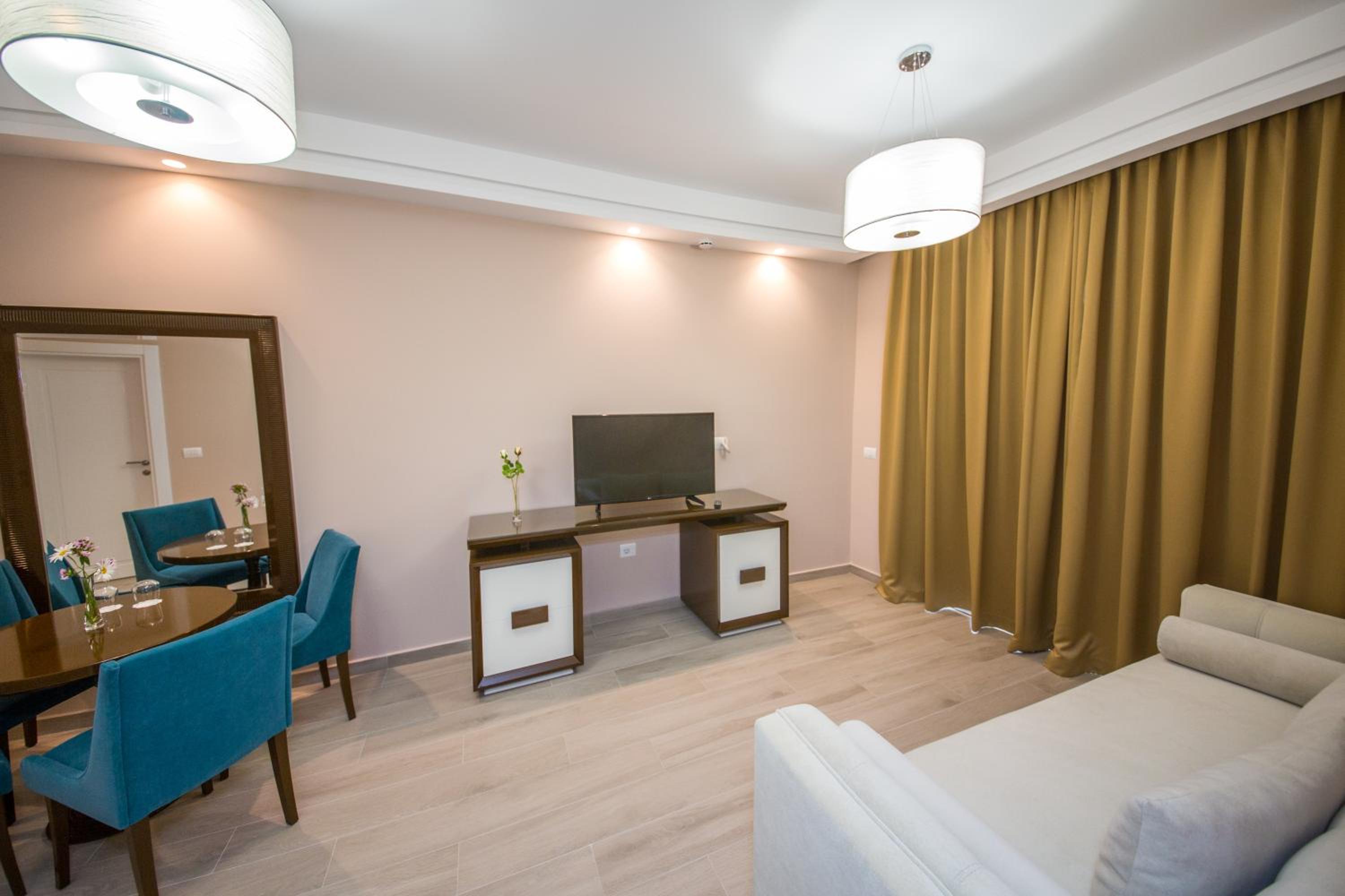 Deluxe Suite with Balcony - Ground Floor photo 2