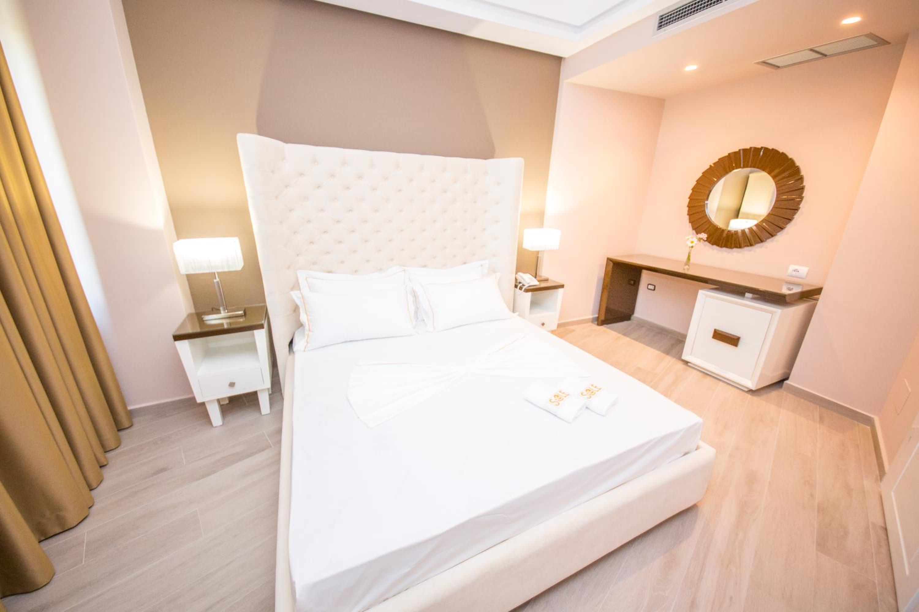 Deluxe Suite with Balcony and Side Sea View photo 3