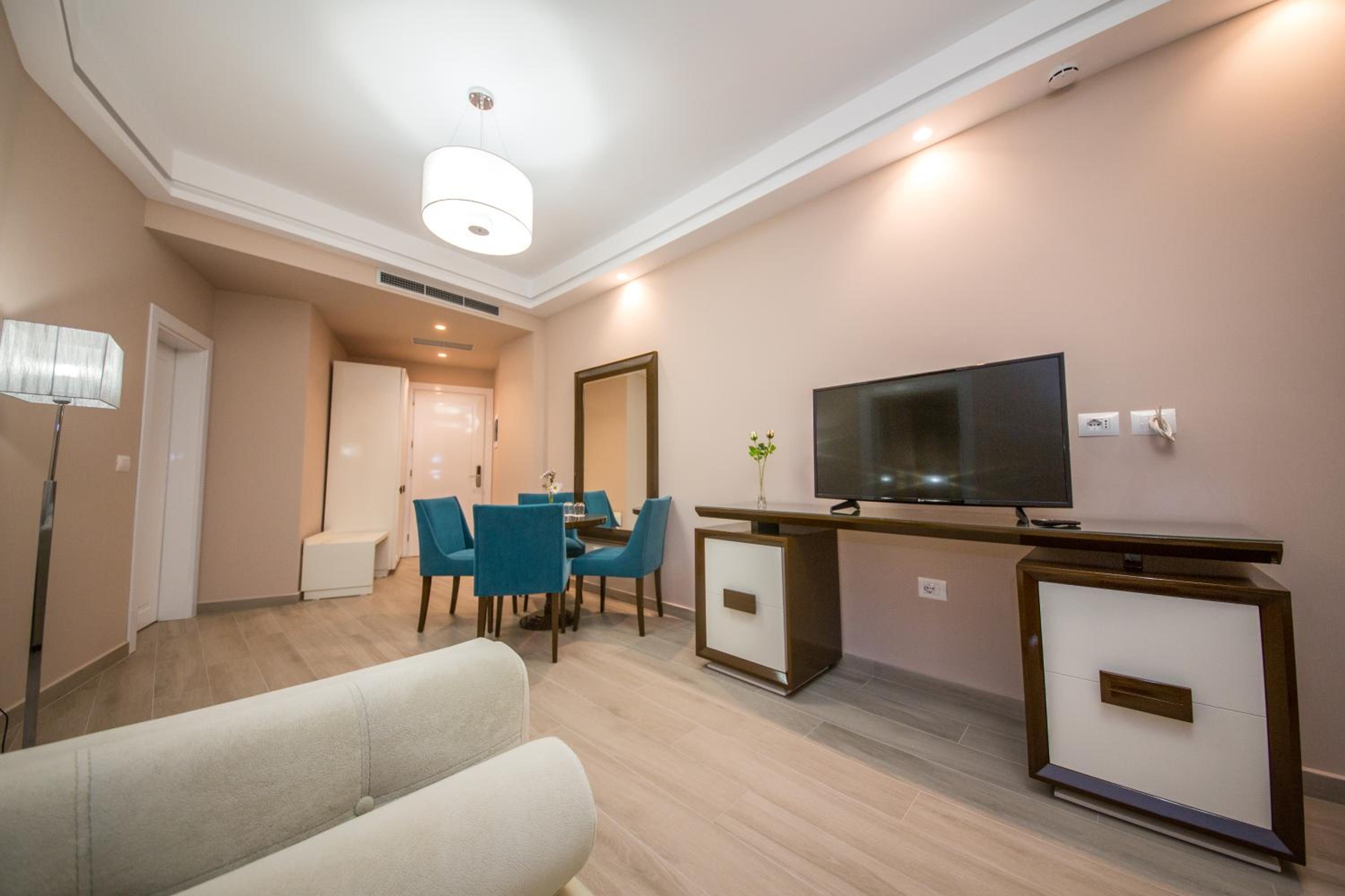 Deluxe Suite with Balcony - Ground Floor photo 3