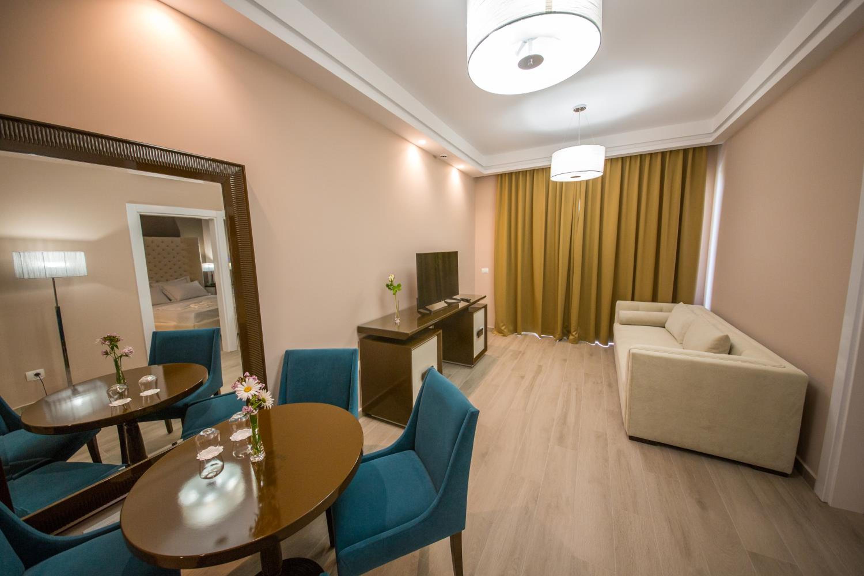 Deluxe Suite with Balcony and Side Sea View photo 2