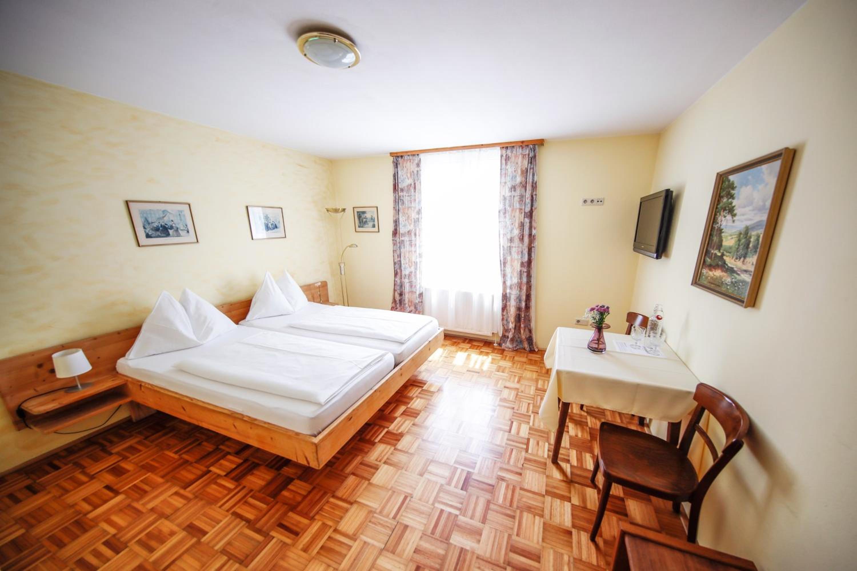 Double Room for single use with street view photo 2