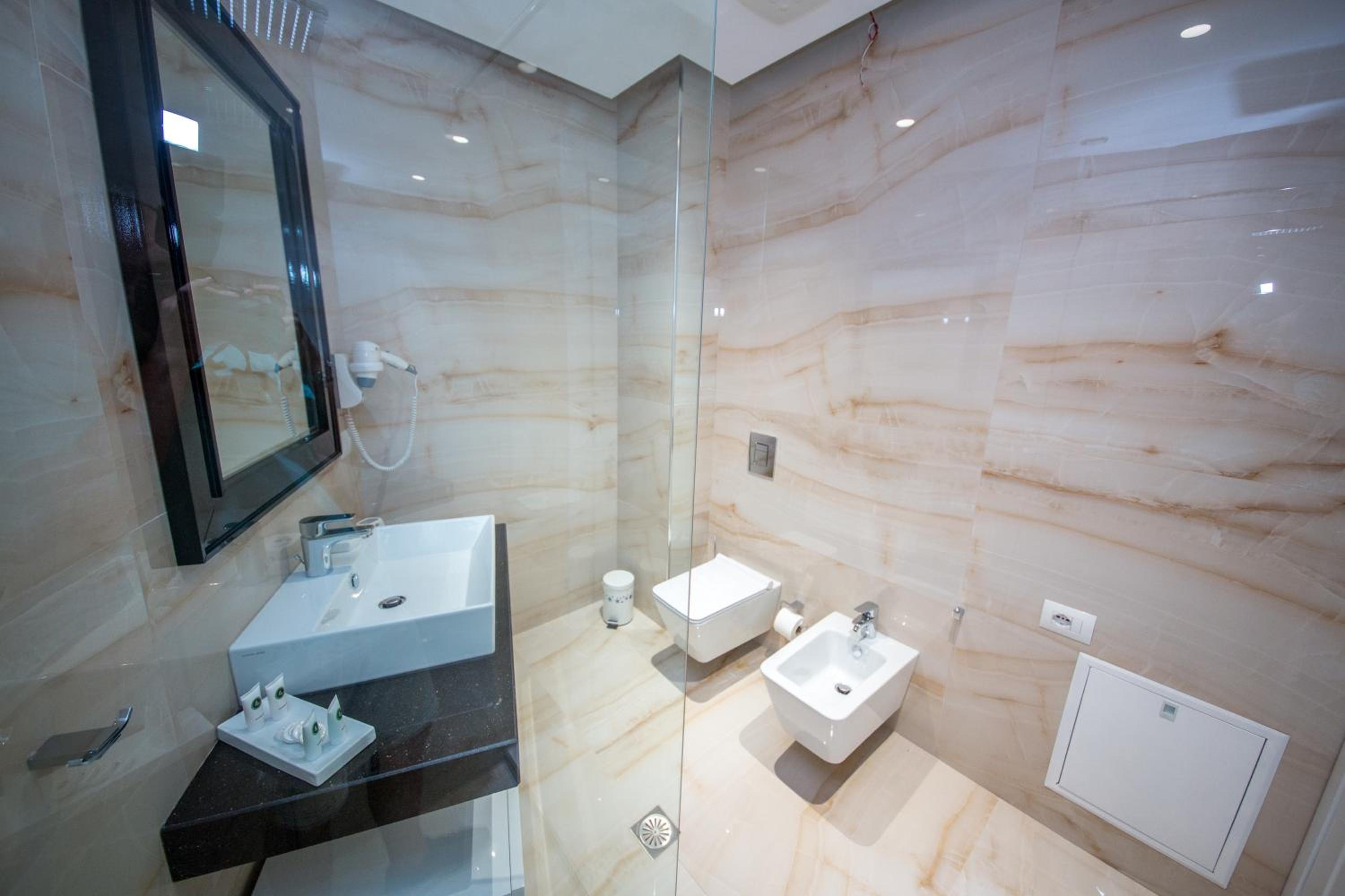 Deluxe Suite with Balcony and Sea View photo 2
