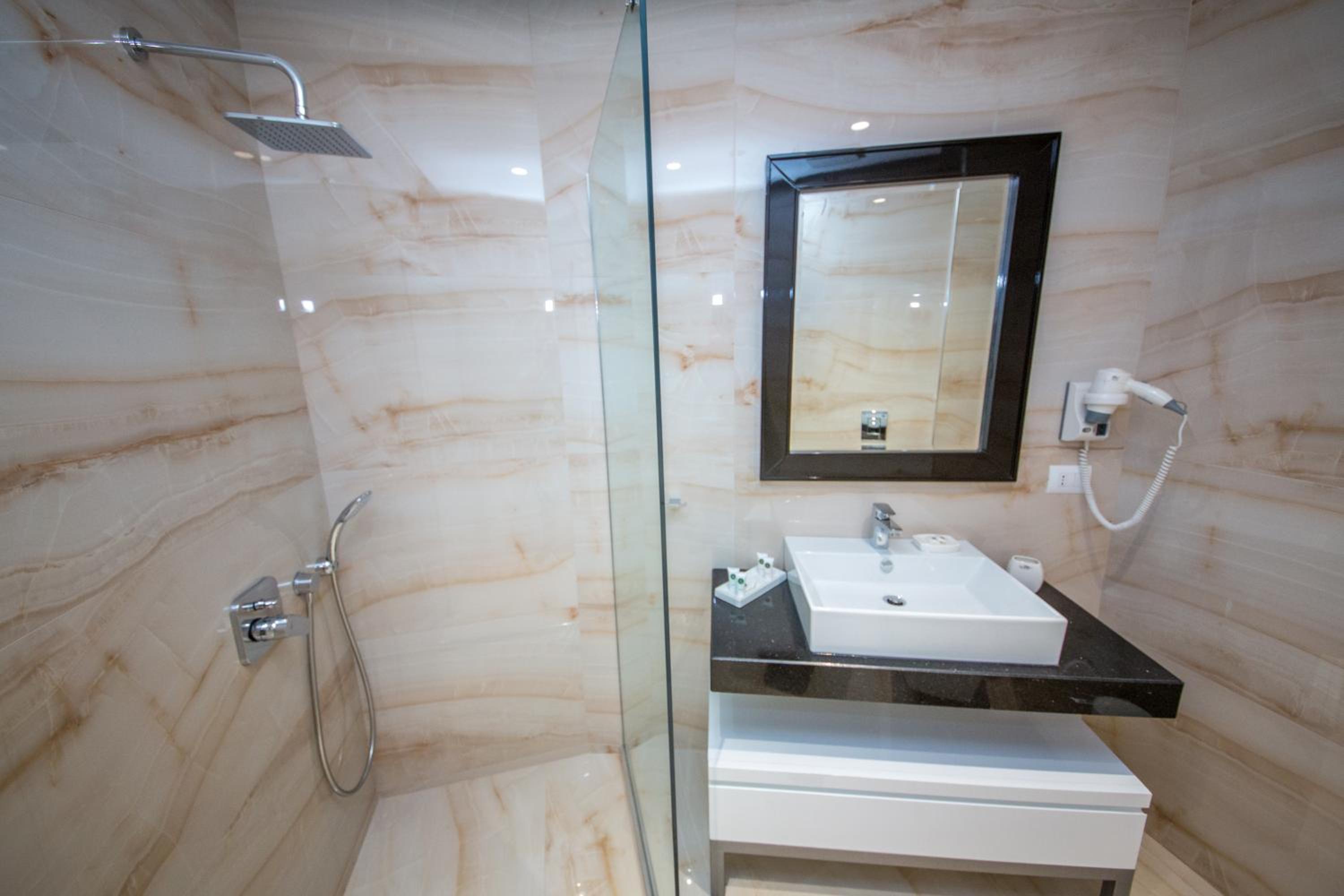 Deluxe Suite with Balcony and Sea View photo 3