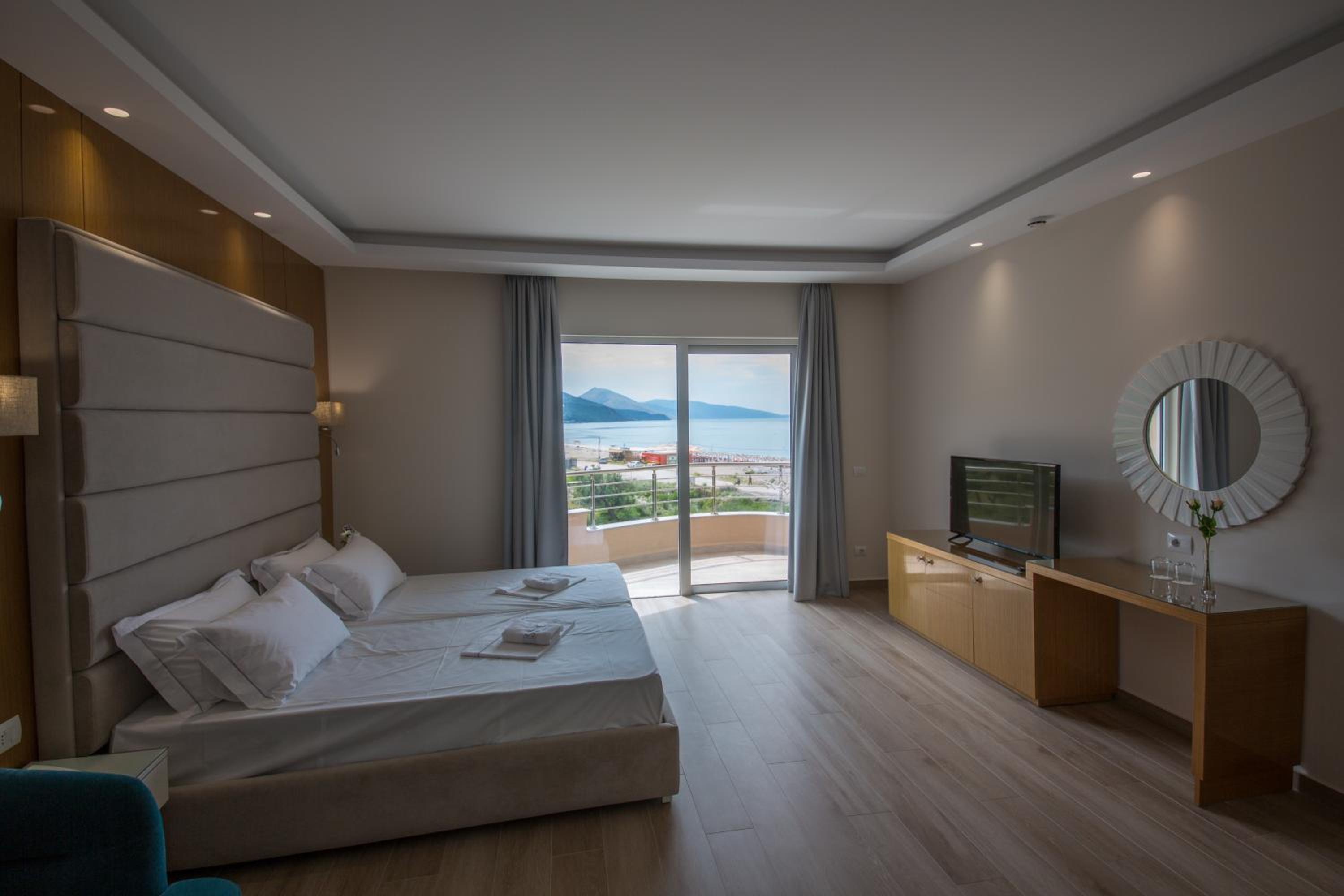 Deluxe Triple Room with Balcony and Side Sea View photo 2