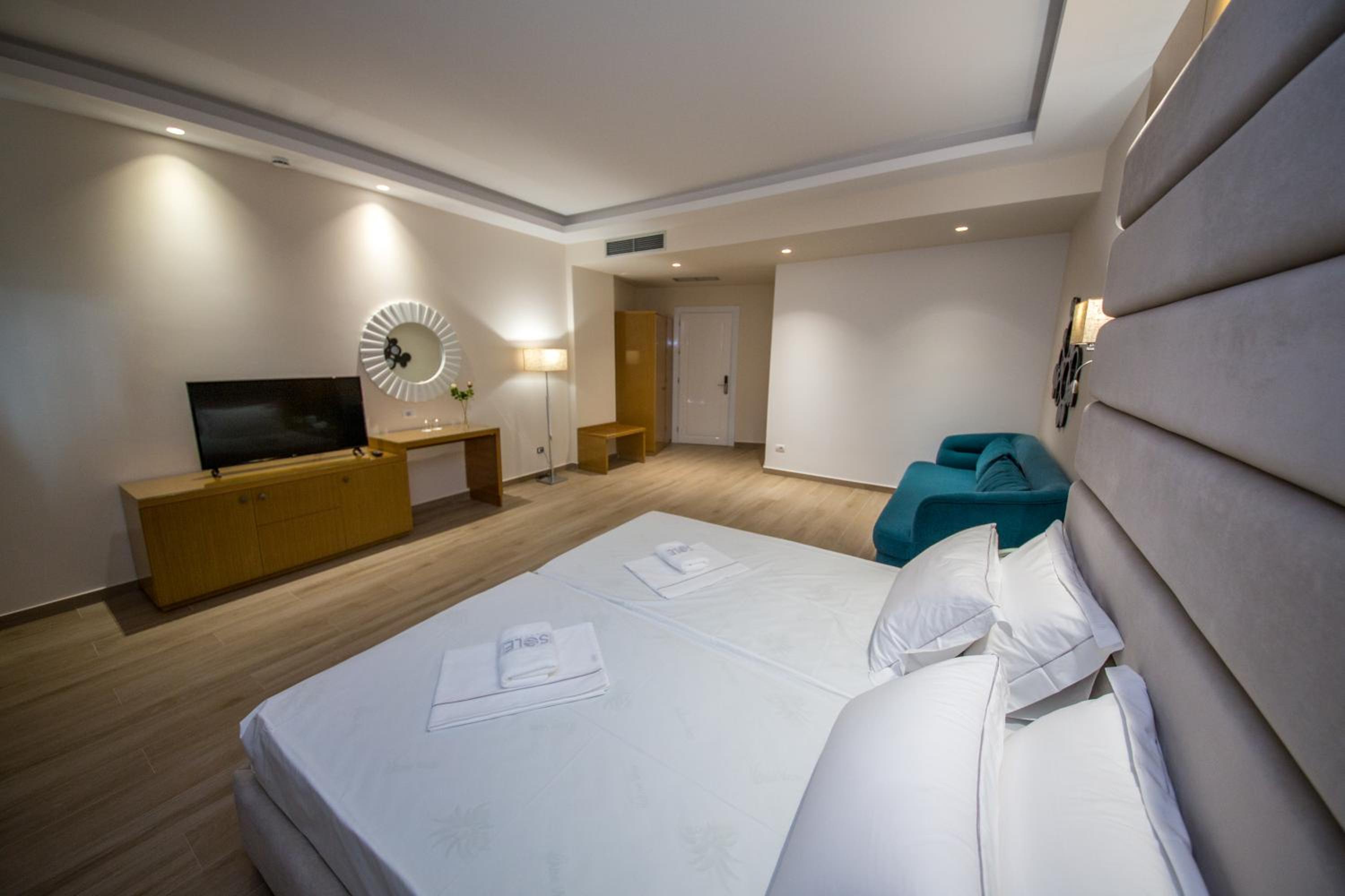Deluxe Triple Room with Balcony and Side Sea View photo 3