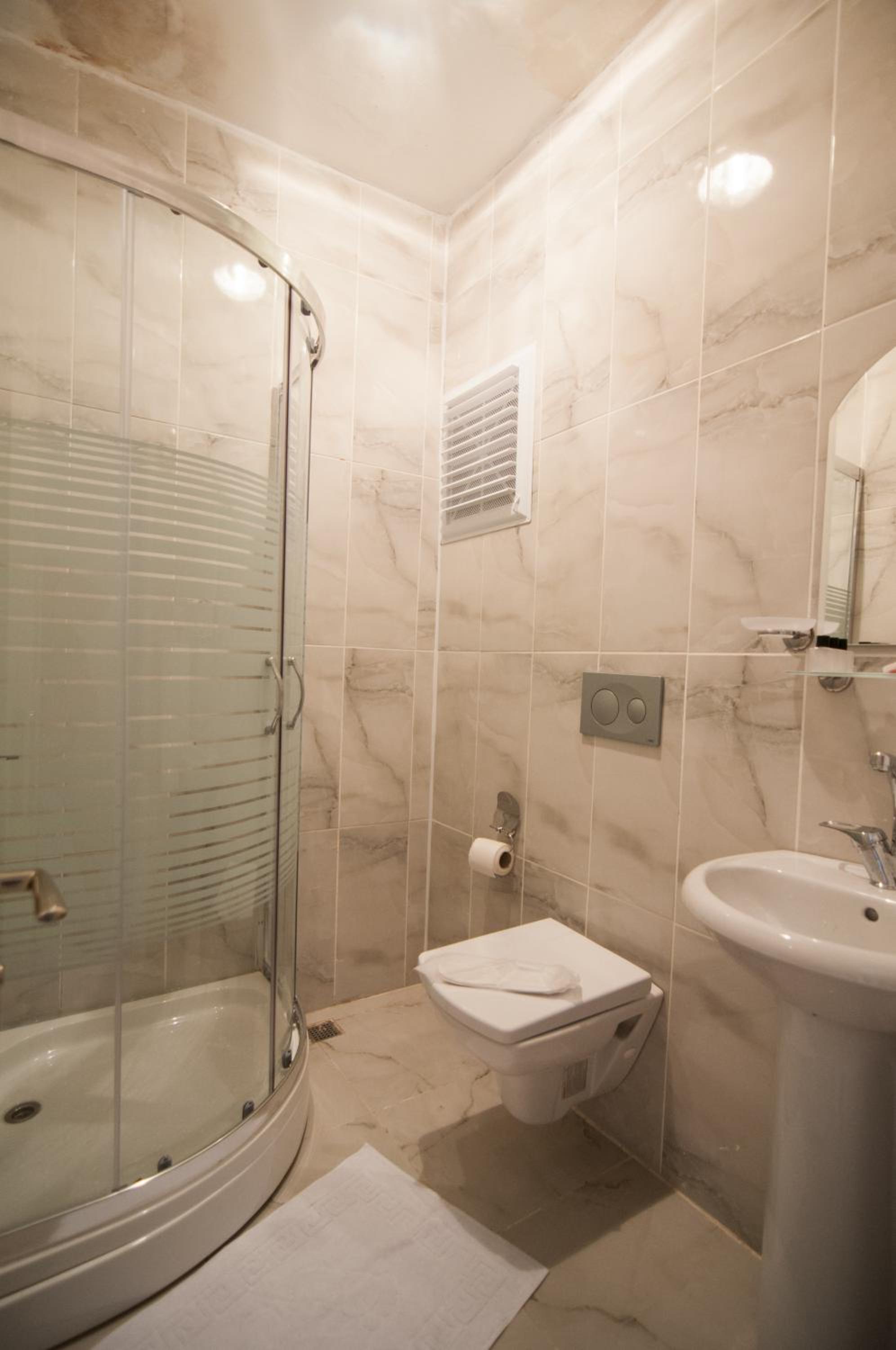 Economy Triple Room photo 3