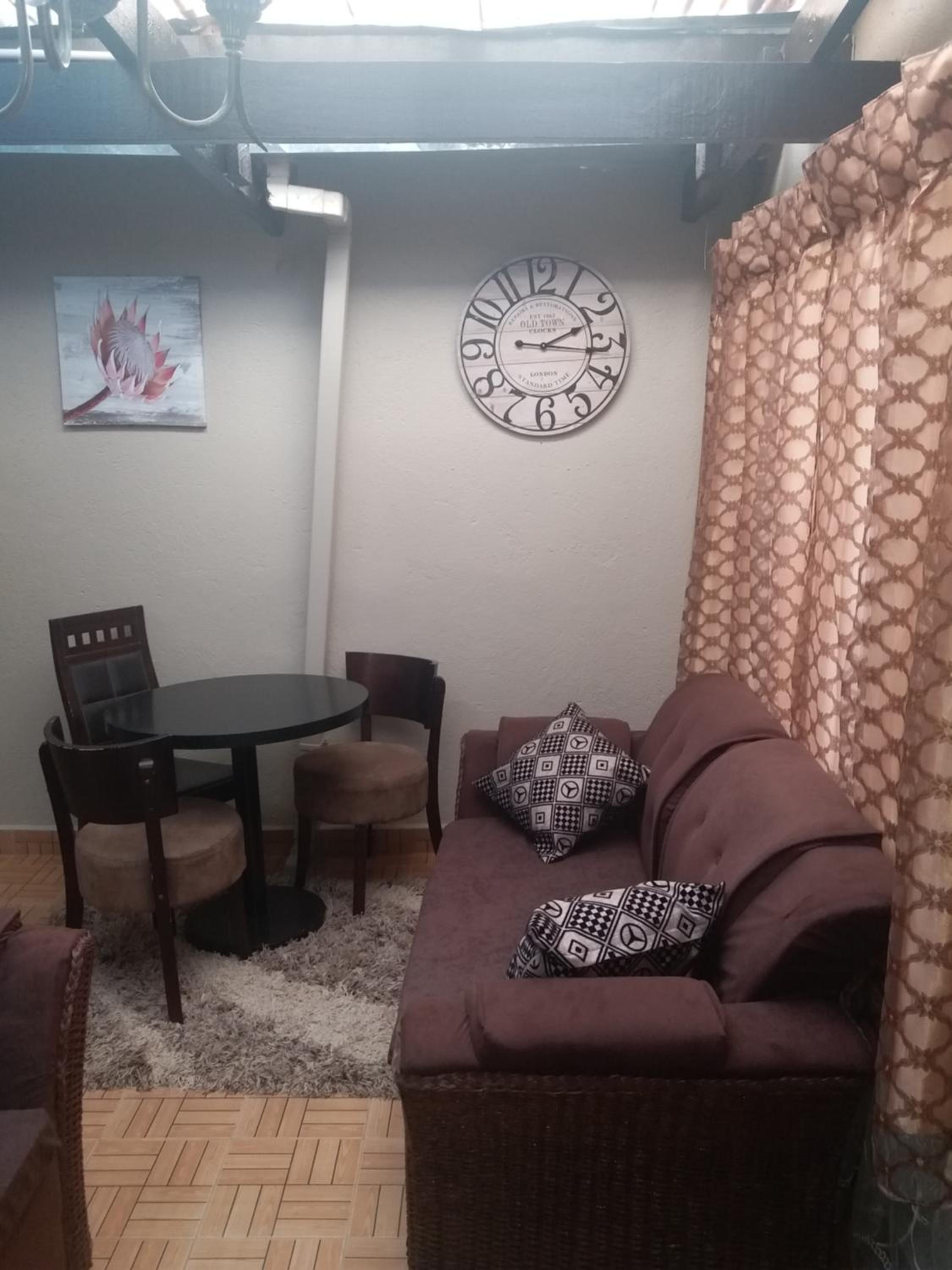 Single Room with Shared Shower and Toilet photo 1
