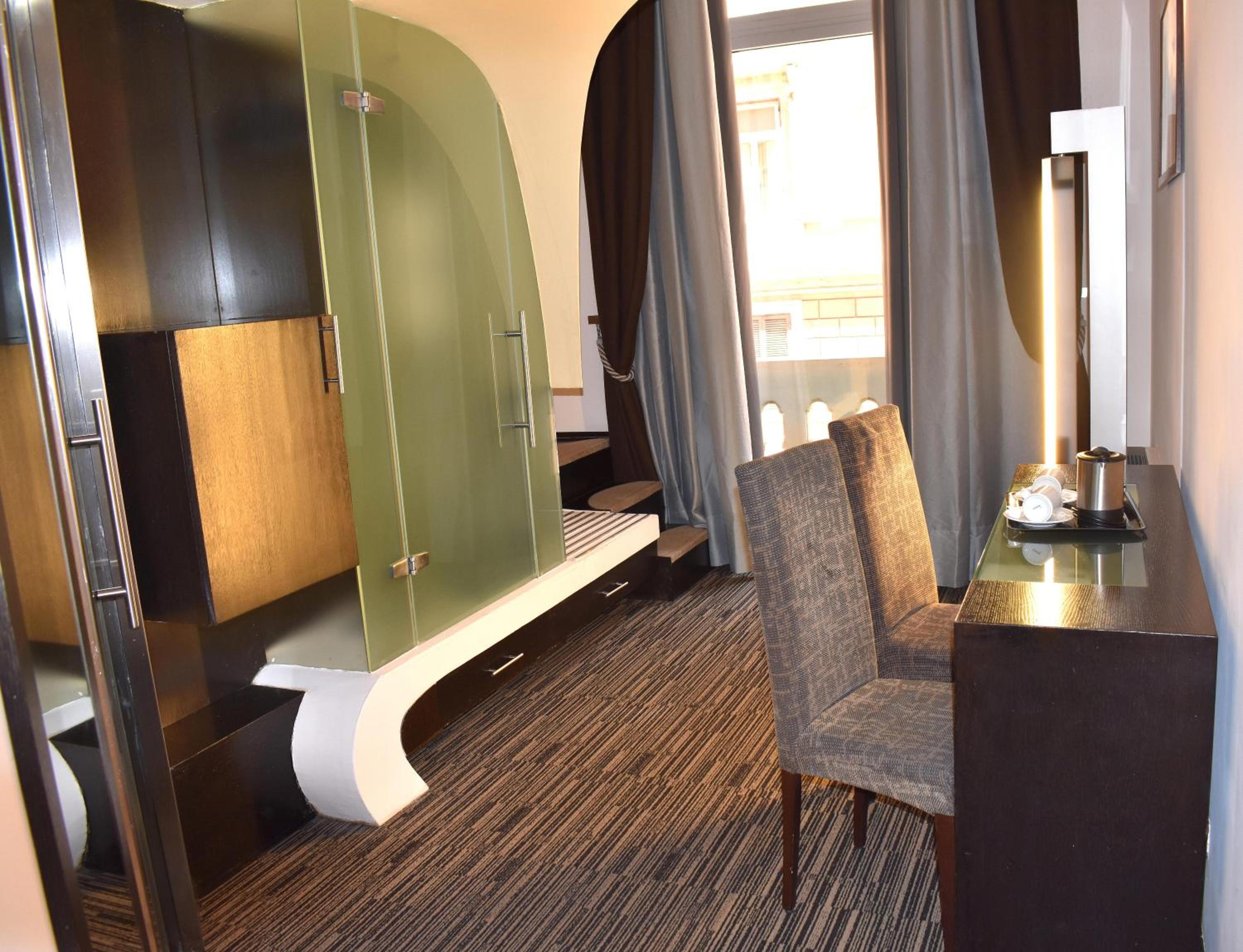 Deluxe King Room - Photo 3