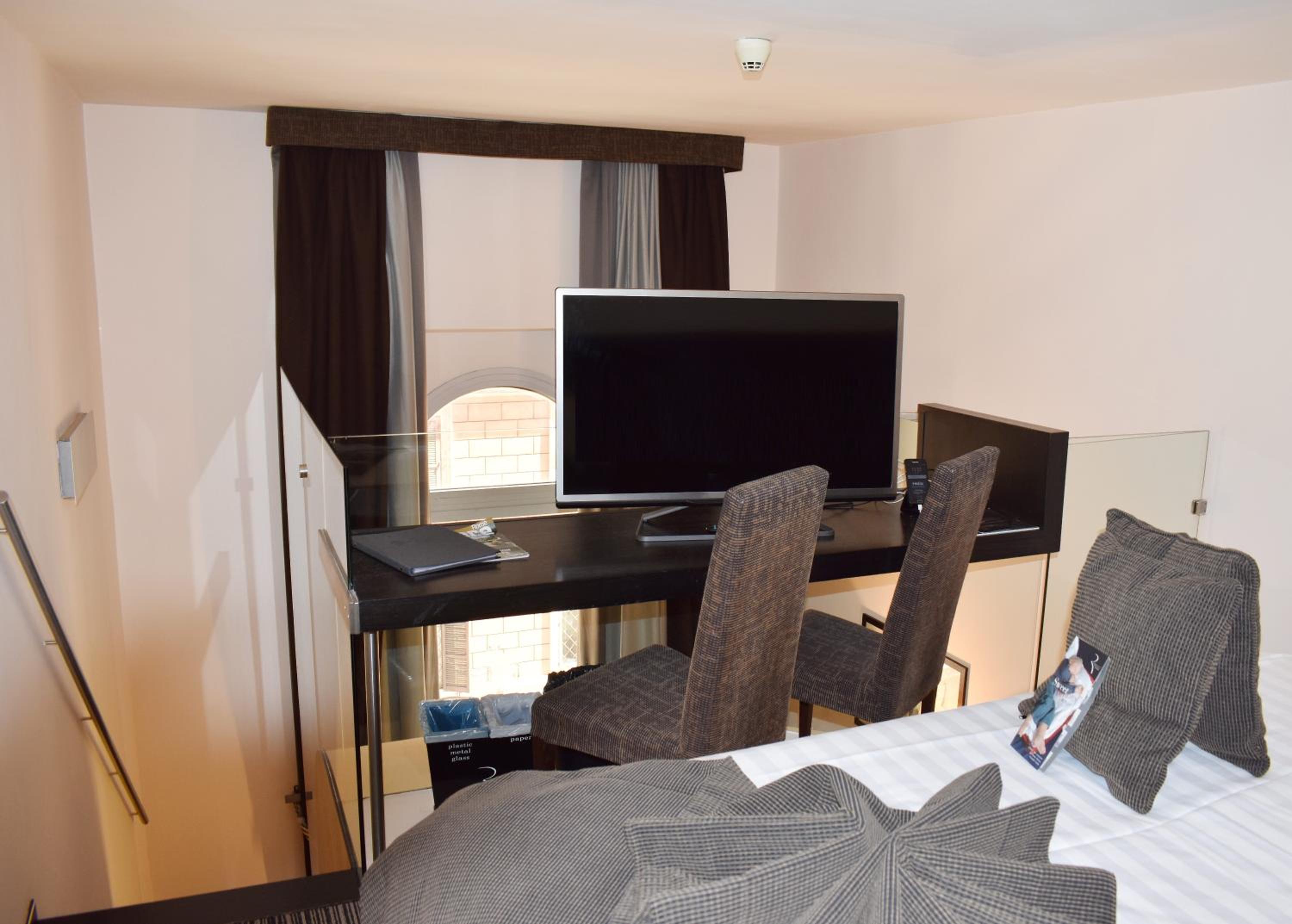 Deluxe King Room - Photo 6