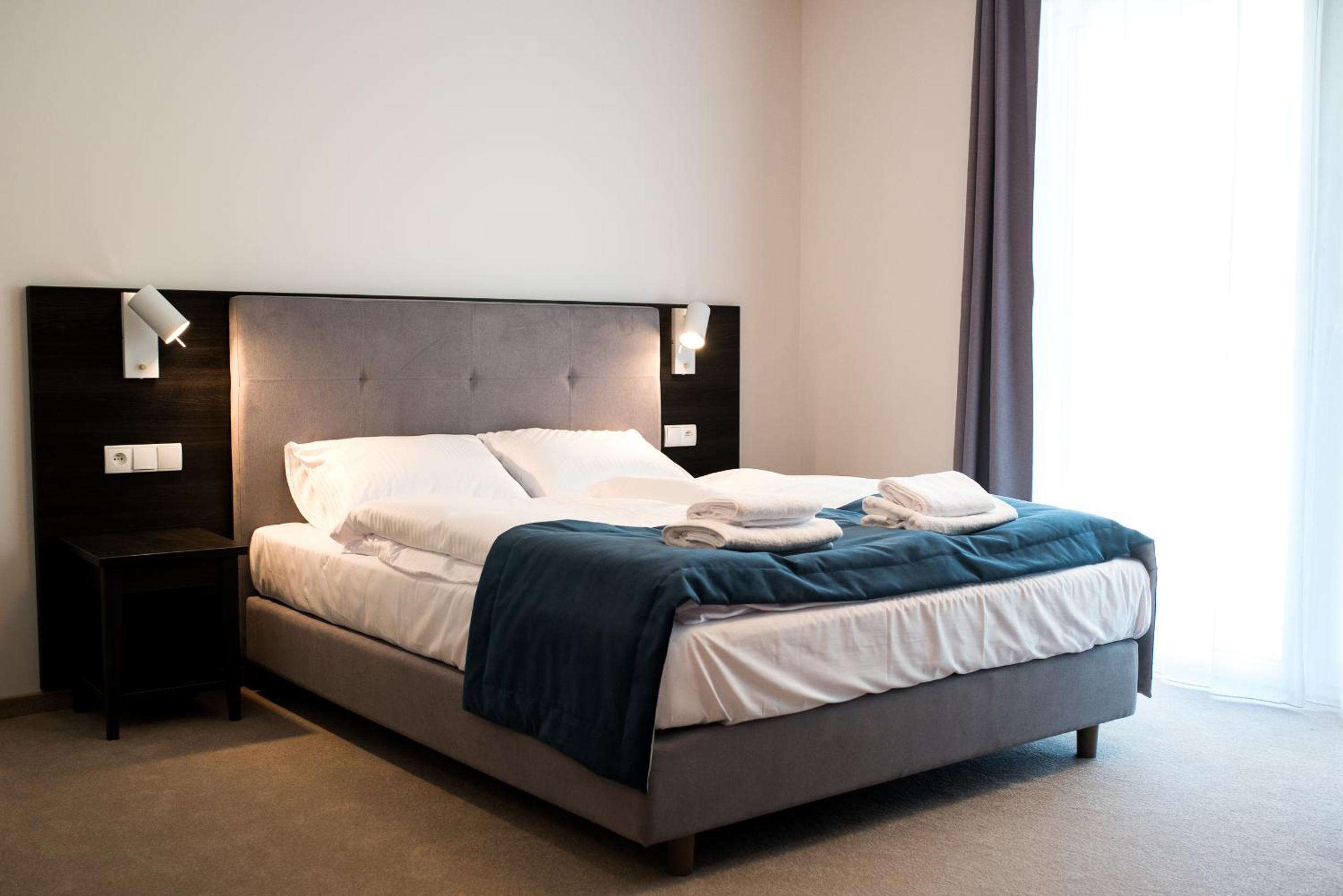 Large Double Room - Photo 1